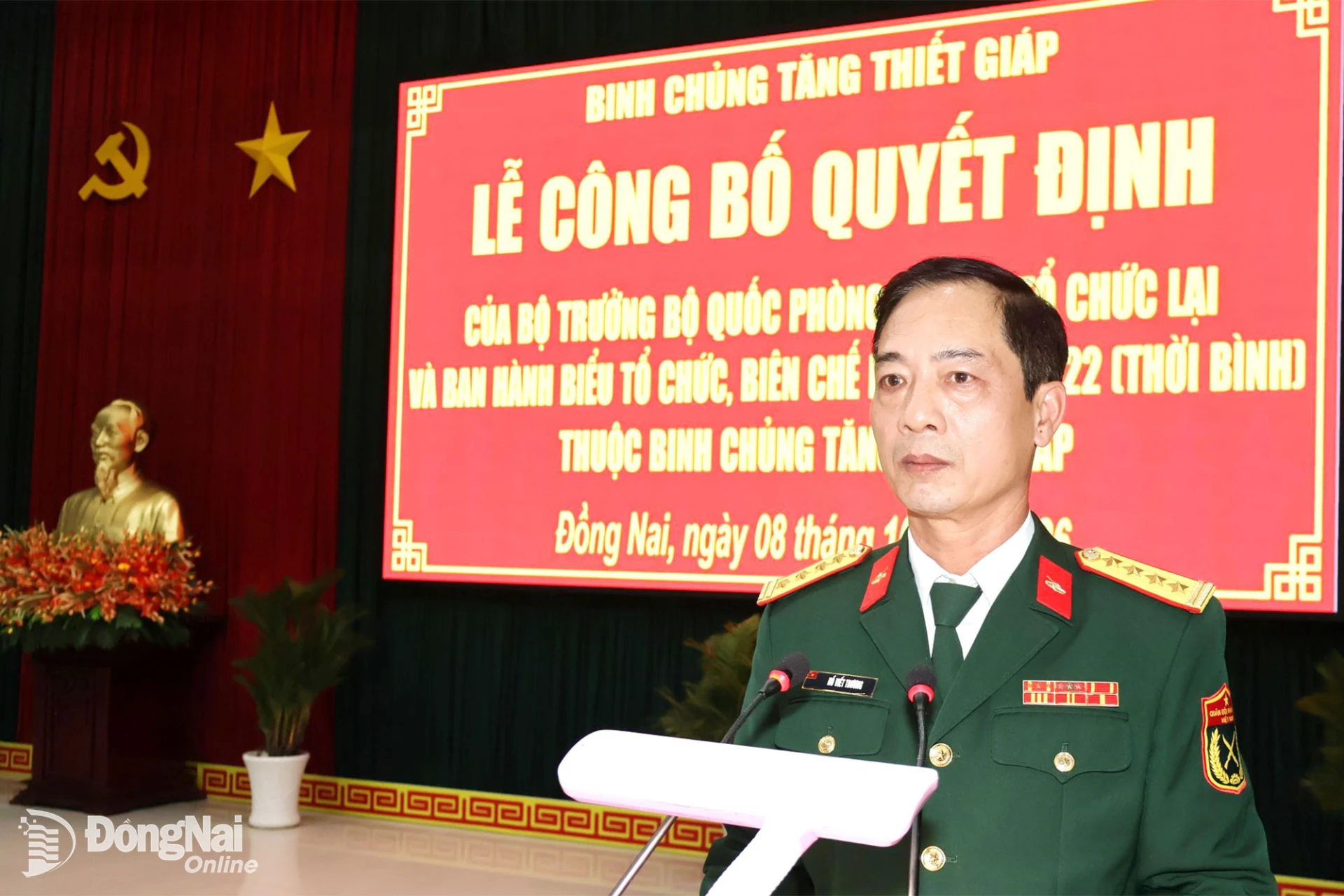 Đại tá Hồ Viết Trương, Ủy viên Thường vụ Đảng ủy, Phó Tư lệnh kiêm Tham mưu trưởng Binh chủng Tăng thiết giáp phát biểu chỉ đạo tại buổi lễ. Ảnh: Nguyệt Hà