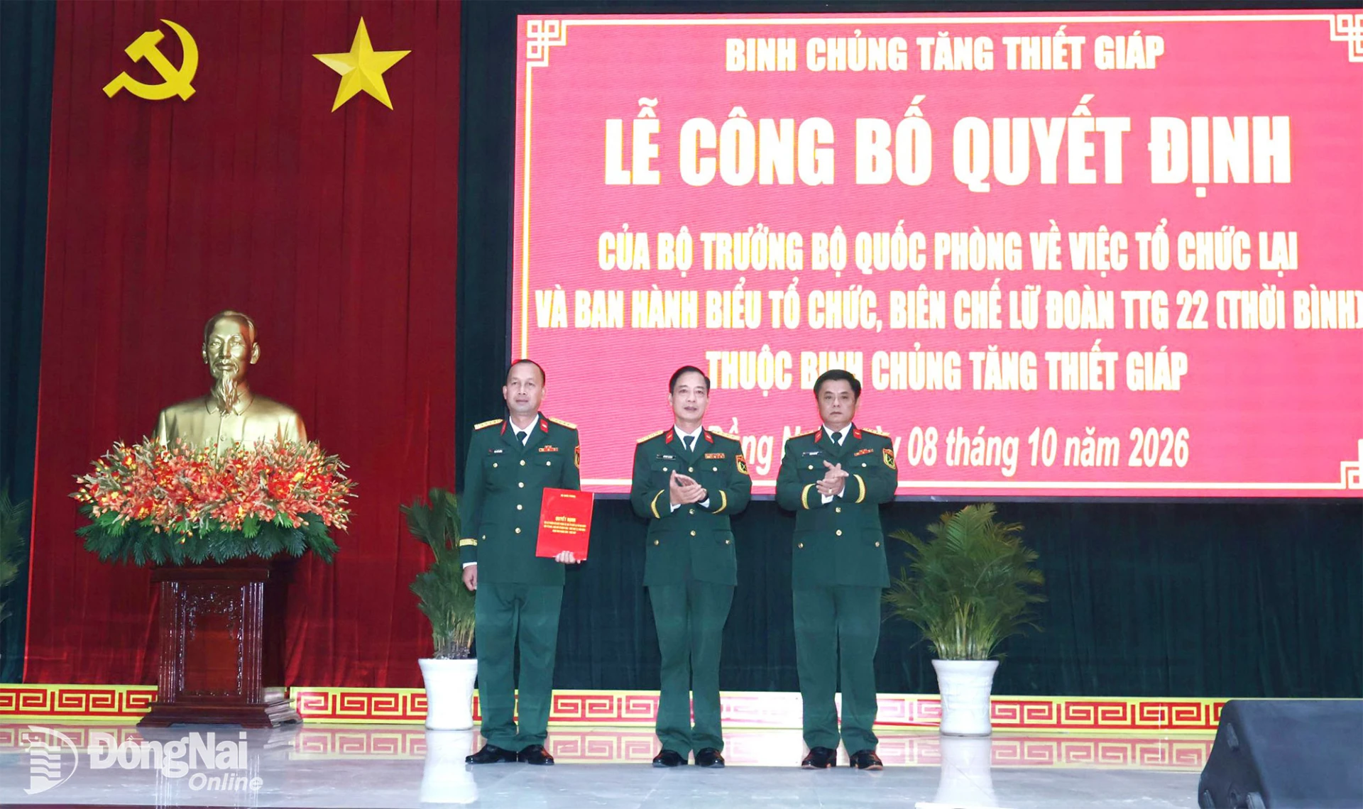 Đại tá Hồ Viết Trương, Ủy viên Thường vụ Đảng ủy, Phó Tư lệnh kiêm Tham mưu trưởng Binh chủng Tăng thiết giáp thừa ủy quyền của thủ trưởng Bộ Quốc phòng trao quyết định tổ chức lại Lữ đoàn Tăng thiết giáp 22 thuộc Binh chủng Tăng thiết giáp. Ảnh: Nguyệt Hà