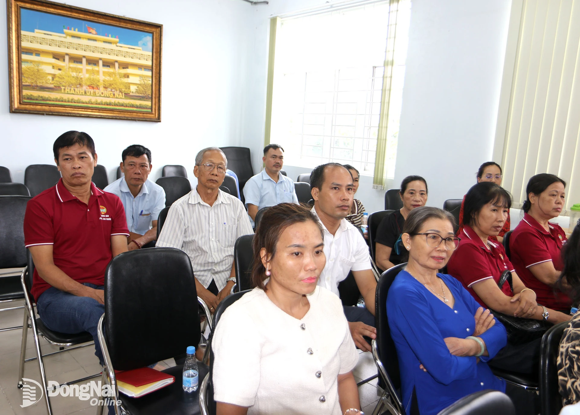 Cán bộ, đảng viên, đoàn viên, hội viên và người dân phường Phước Tân, Tam Phước tham gia buổi nói chuyện chuyên đề. Ảnh: Văn Truyên
