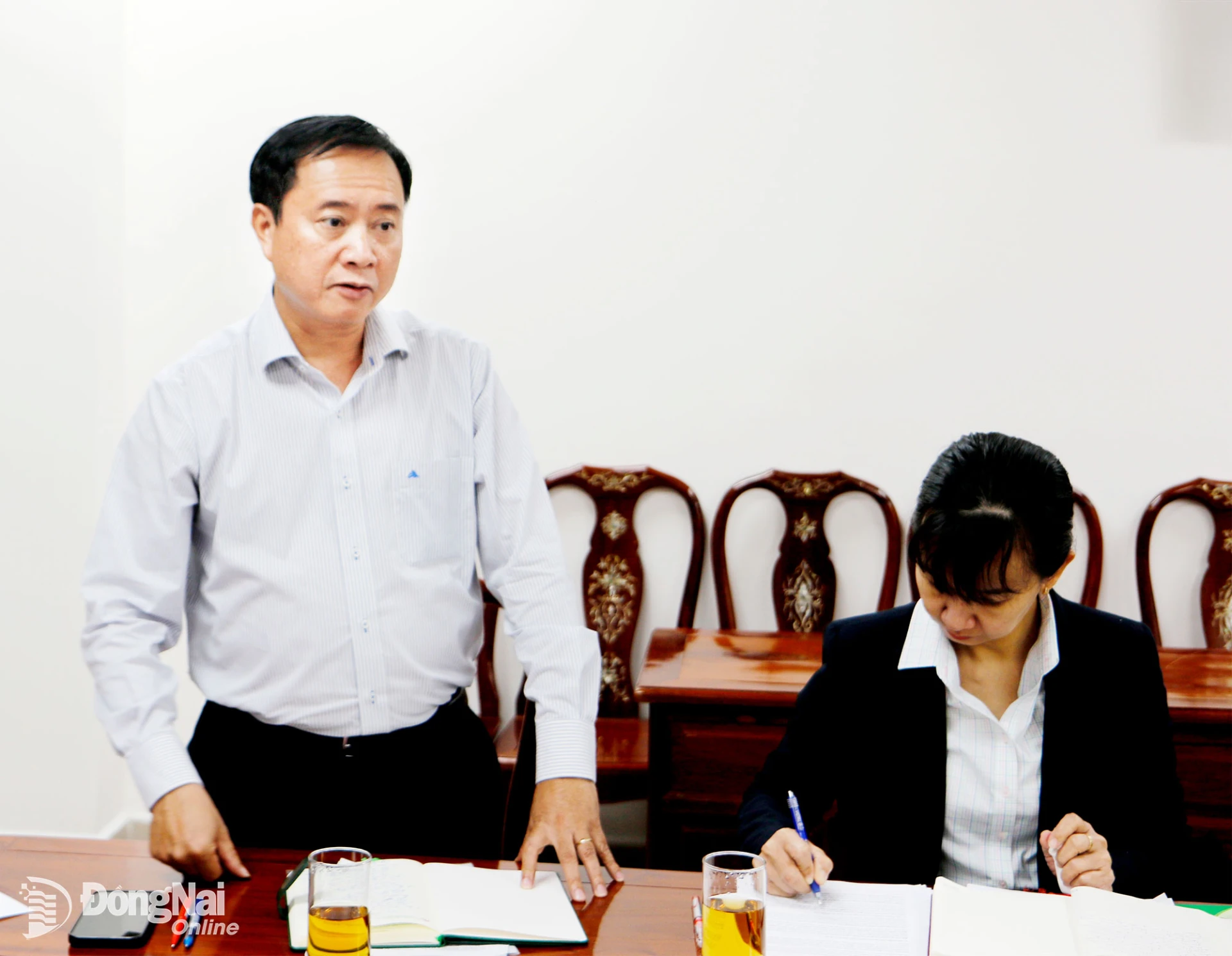 Thành viên dự họp phát biểu ý kiến. Ảnh: Văn Truyên