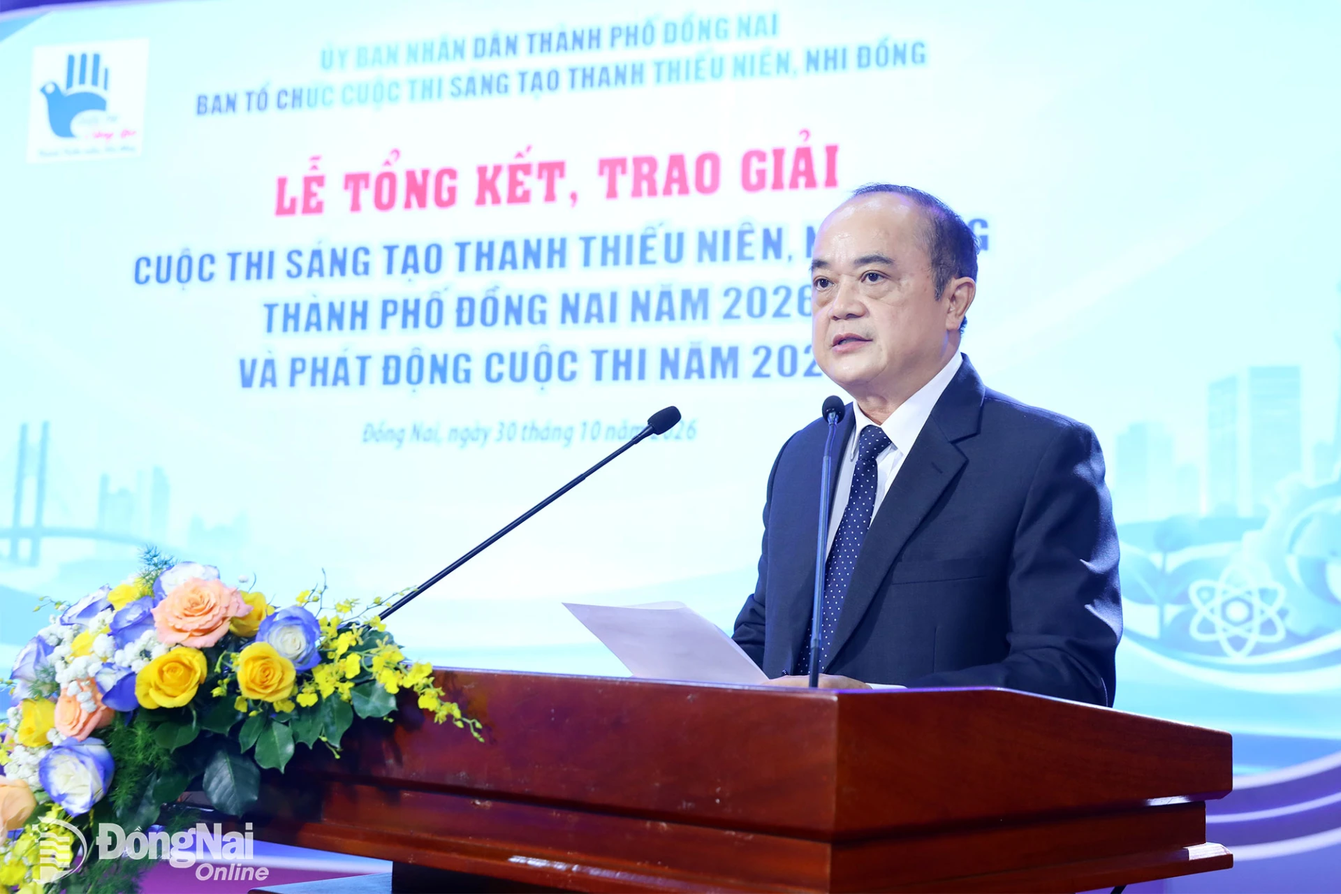 Thừa ủy quyền của UBND thành phố Đồng Nai, Phó Giám đốc Sở Khoa học và Công nghệ thành phố Võ Hoàng Khai phát biểu chỉ đạo tại lễ trao giải. Ảnh: Huy Anh