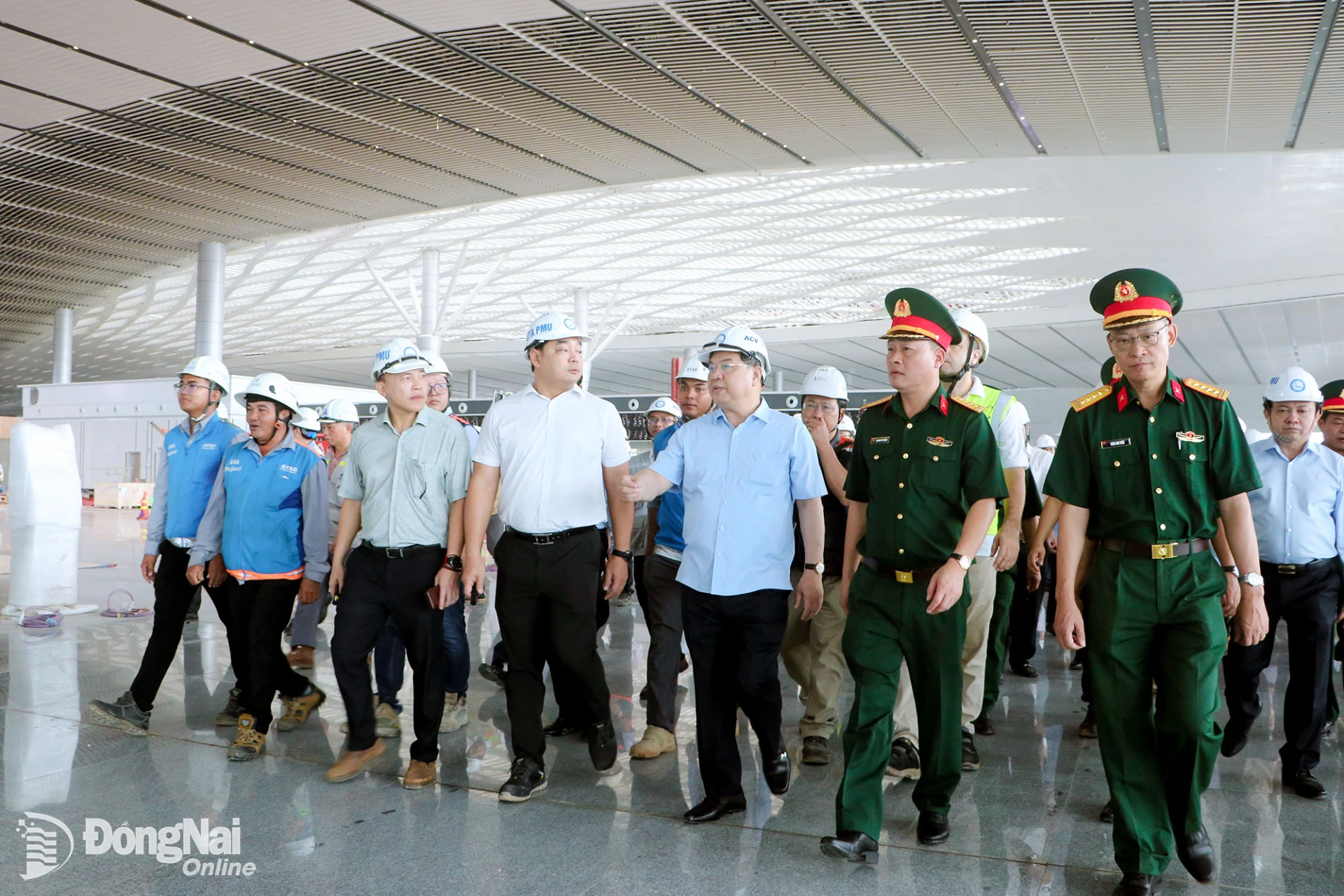 Phó Thủ tướng Thường trực Chính phủ Phạm Gia Túc kiểm tra các hạng mục thi công nhà ga hành khách Sân bay Long Thành. Ảnh: Phạm Tùng