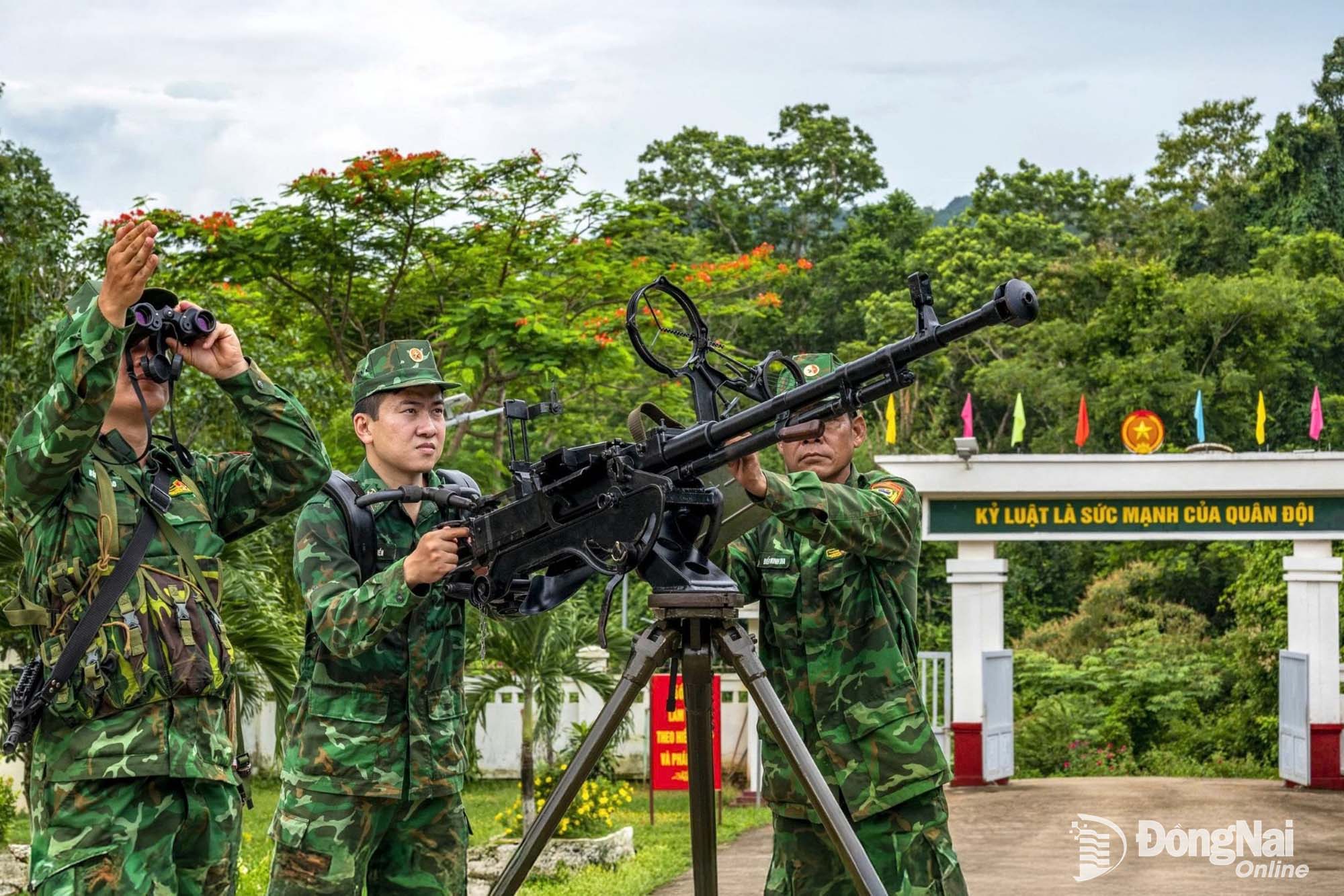 Cán bộ, chiến sĩ Đồn Biên phòng Đắc Bô huấn luyện sẵn sàng chiến đấu. Ảnh: ĐVCC

