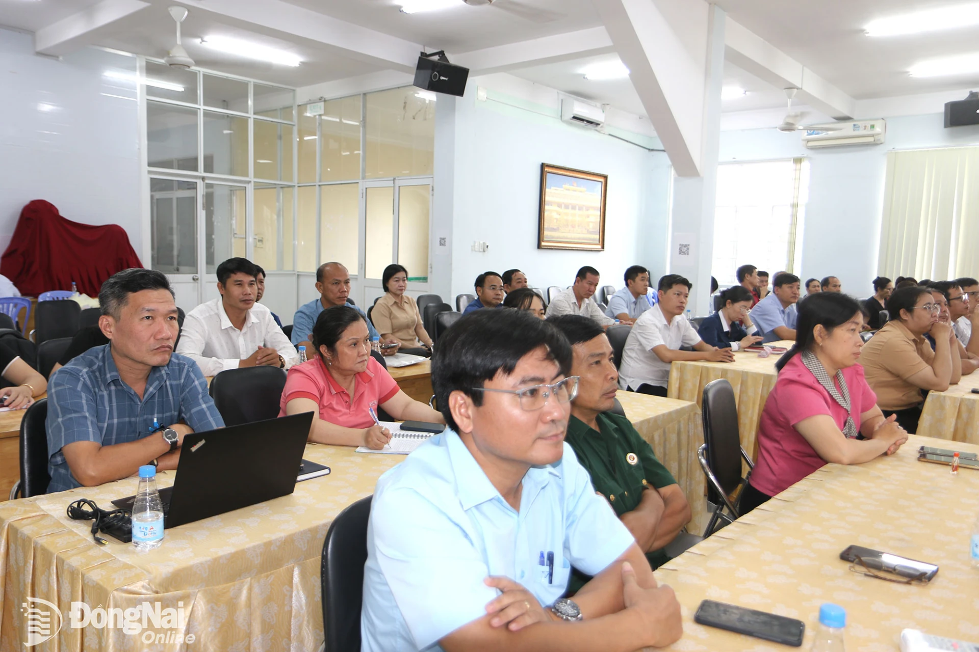 Cán bộ, đảng viên, đoàn viên, hội viên và người dân phường Phước Tân, Tam Phước tham gia buổi nói chuyện chuyên đề. Ảnh: Văn Truyên
