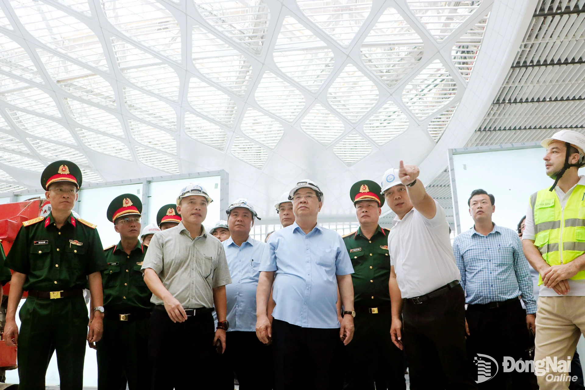 Lãnh đạo Tổng công ty Cảng hàng không Việt Nam báo cáo tiến độ thi công các hạng mục công trình nhà ga hành khách Sân bay Long Thành. Ảnh: Phạm Tùng