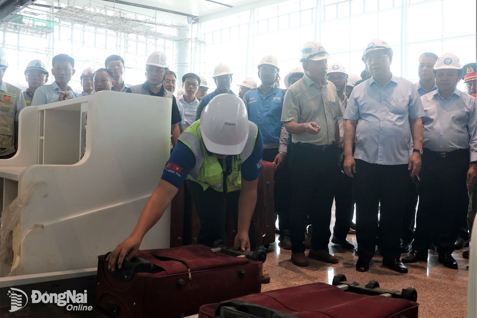 Phó Thủ tướng Thường trực Chính phủ Phạm Gia Túc kiểm tra công tác chạy thử hệ thống xử lý hành lý Sân bay Long Thành. Ảnh: Phạm Tùng
