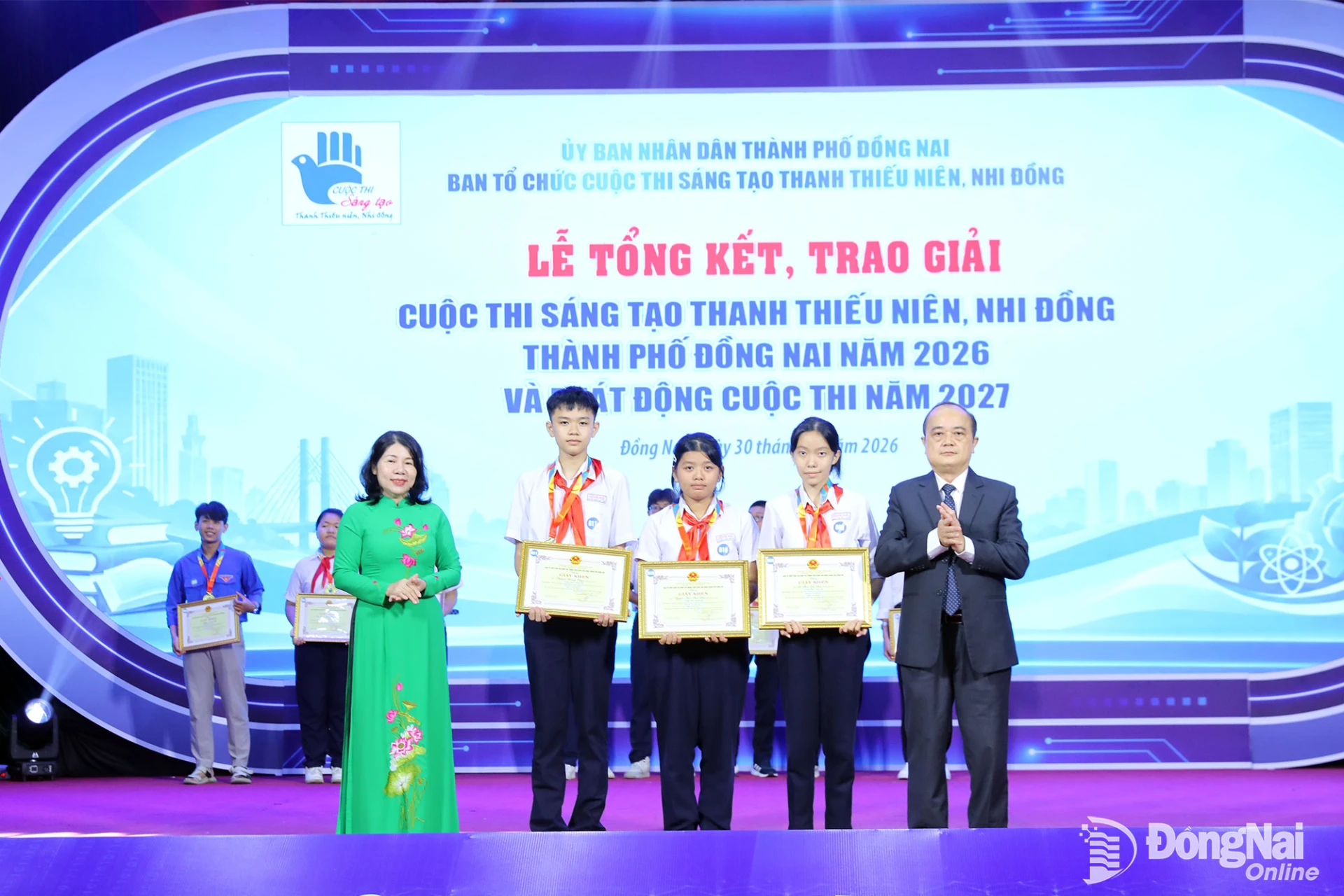 Chủ tịch Liên hiệp các Hội Khoa học và Kỹ thuật thành phố Đồng Nai Hoàng Thị Bích Hằng và Phó Giám đốc Sở Khoa học và Công nghệ thành phố Võ Hoàng Khai trao giải nhất cho các nhóm tác giả. Ảnh: Huy Anh