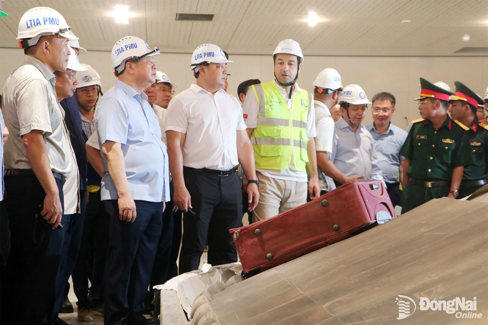 Phó Thủ tướng Thường trực Chính phủ Phạm Gia Túc kiểm tra vận hành hệ thống băng chuyền hành lý Sân bay Long Thành. Ảnh: Phạm Tùng
