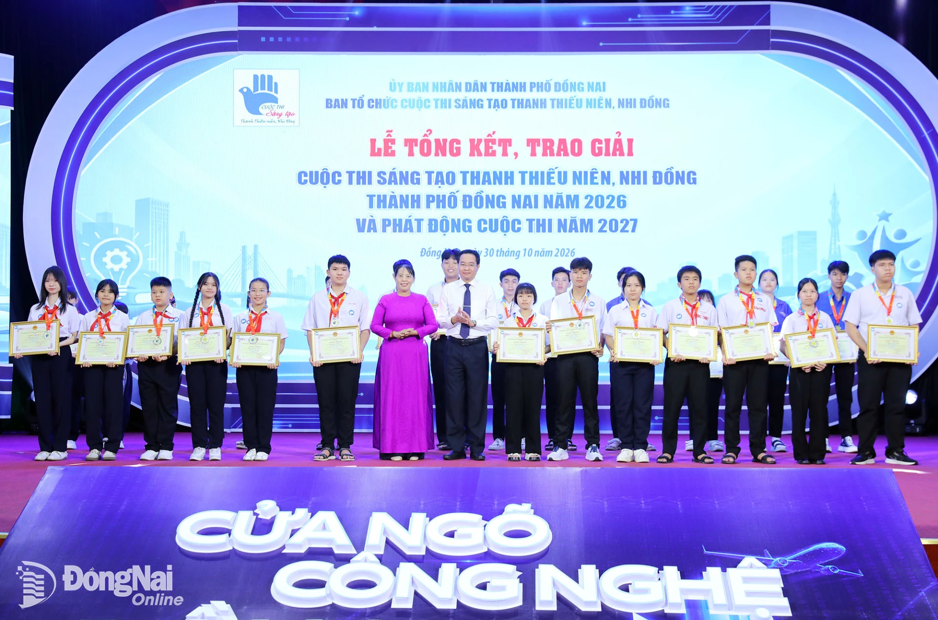 Thành ủy viên, Phó Bí thư chuyên trách Đảng ủy MTTQ, các đoàn thể thành phố Lê Thị Thái cùng đại biểu trao giải nhì cho các nhóm tác giả. Ảnh: Huy Anh