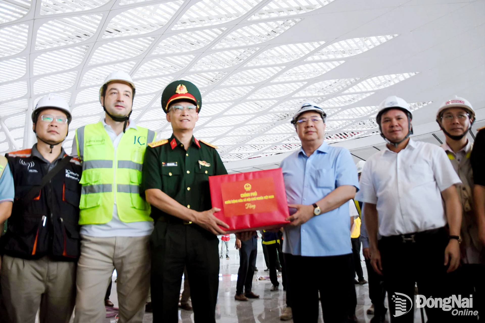 Phó Thủ tướng Thường trực Chính phủ Phạm Gia Túc tặng quà động viên lực lượng thi công Dự án Sân bay Long Thành. Ảnh: Phạm Tùng