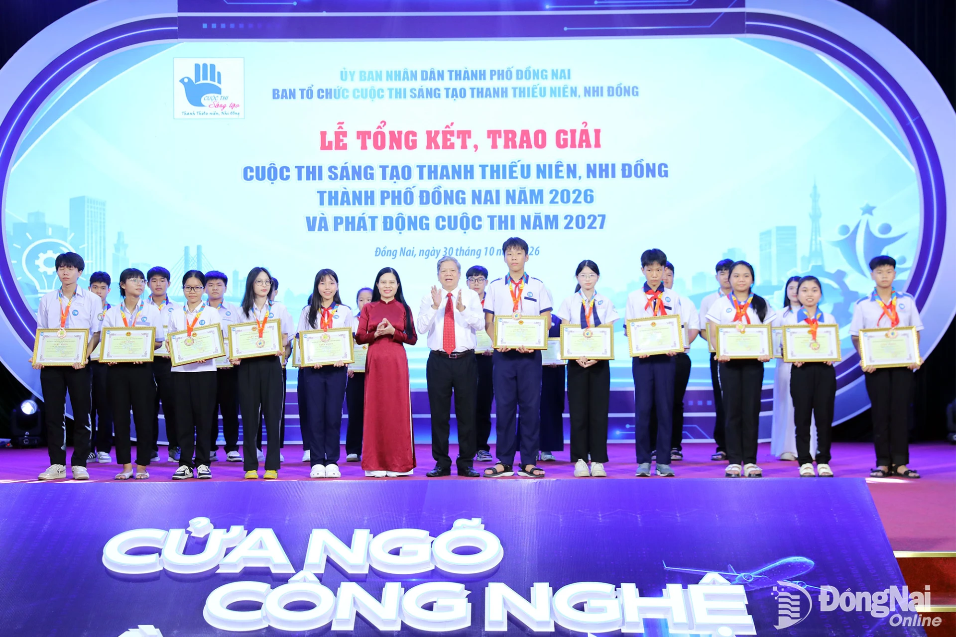 Các nhóm tác giả, tác giả nhận giải ba. Ảnh: Huy Anh