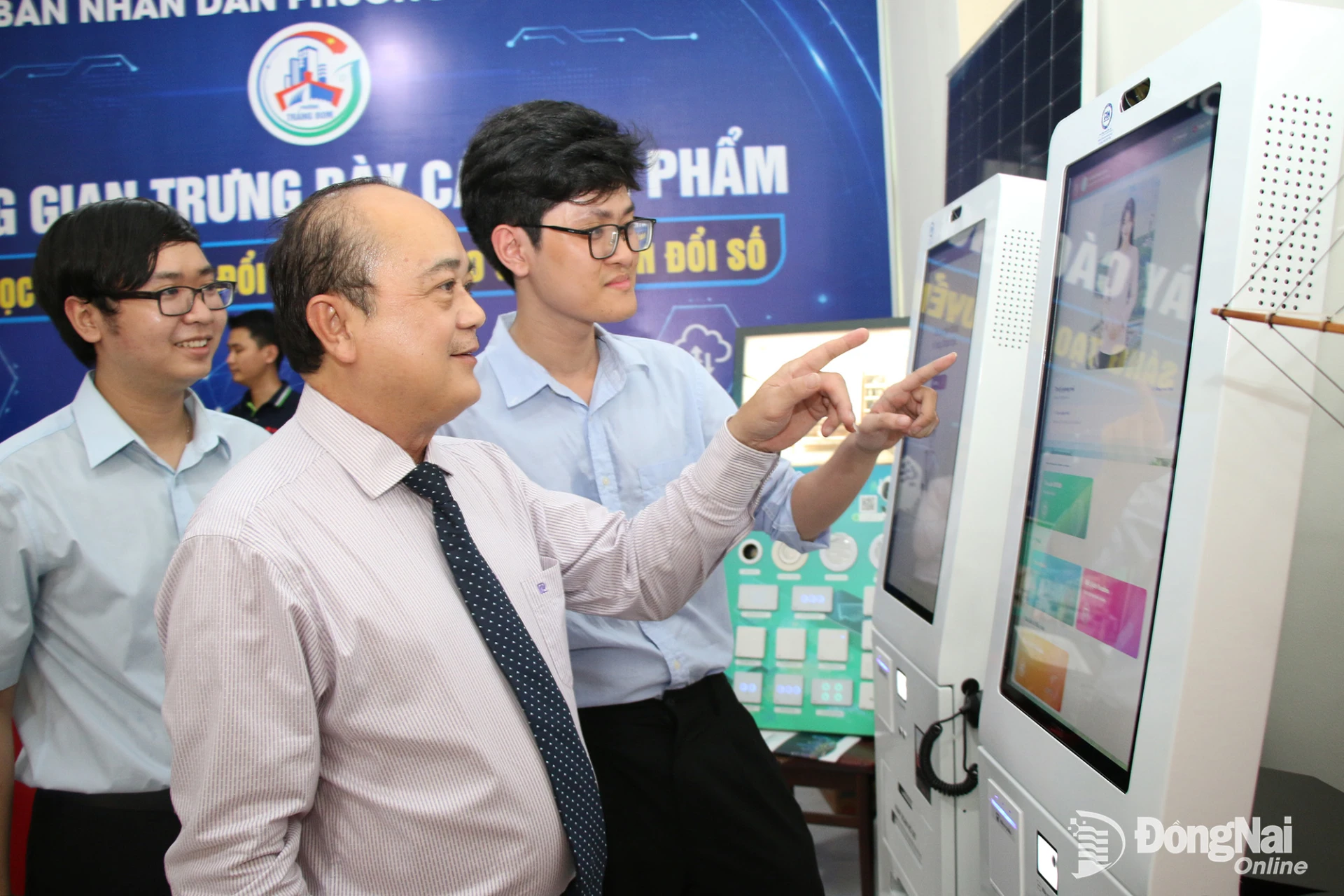 Phó Giám đốc Sở Khoa học và Công nghệ Võ Hoàng Khai trải nghiệm thực tế sản phẩm công nghệ số tại Điểm đổi mới sáng tạo phường Trảng Bom.