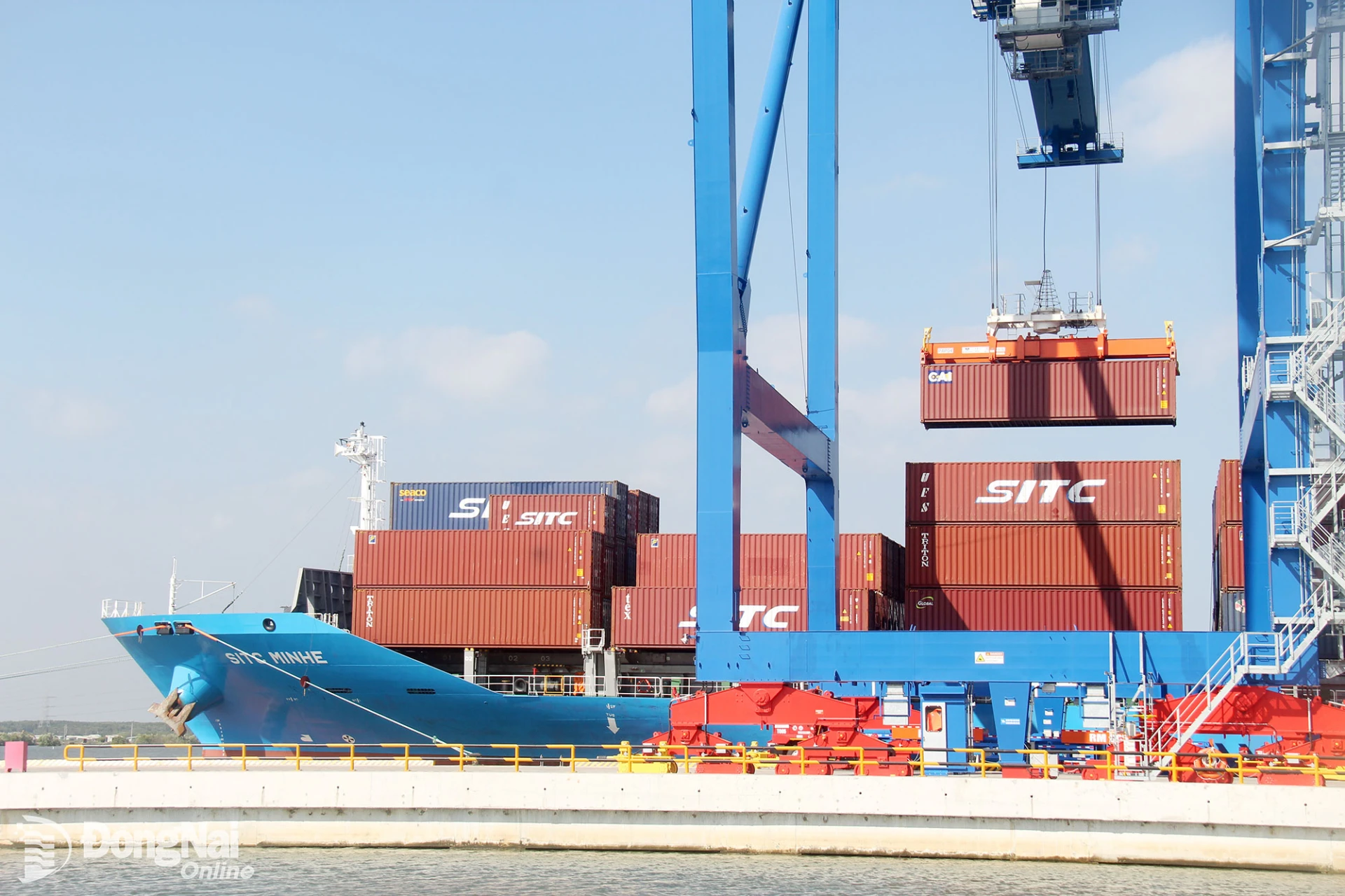 Hoạt động bốc xếp hàng hóa tại Cảng Phước An (xã Phước An). Ảnh: Hải Quân