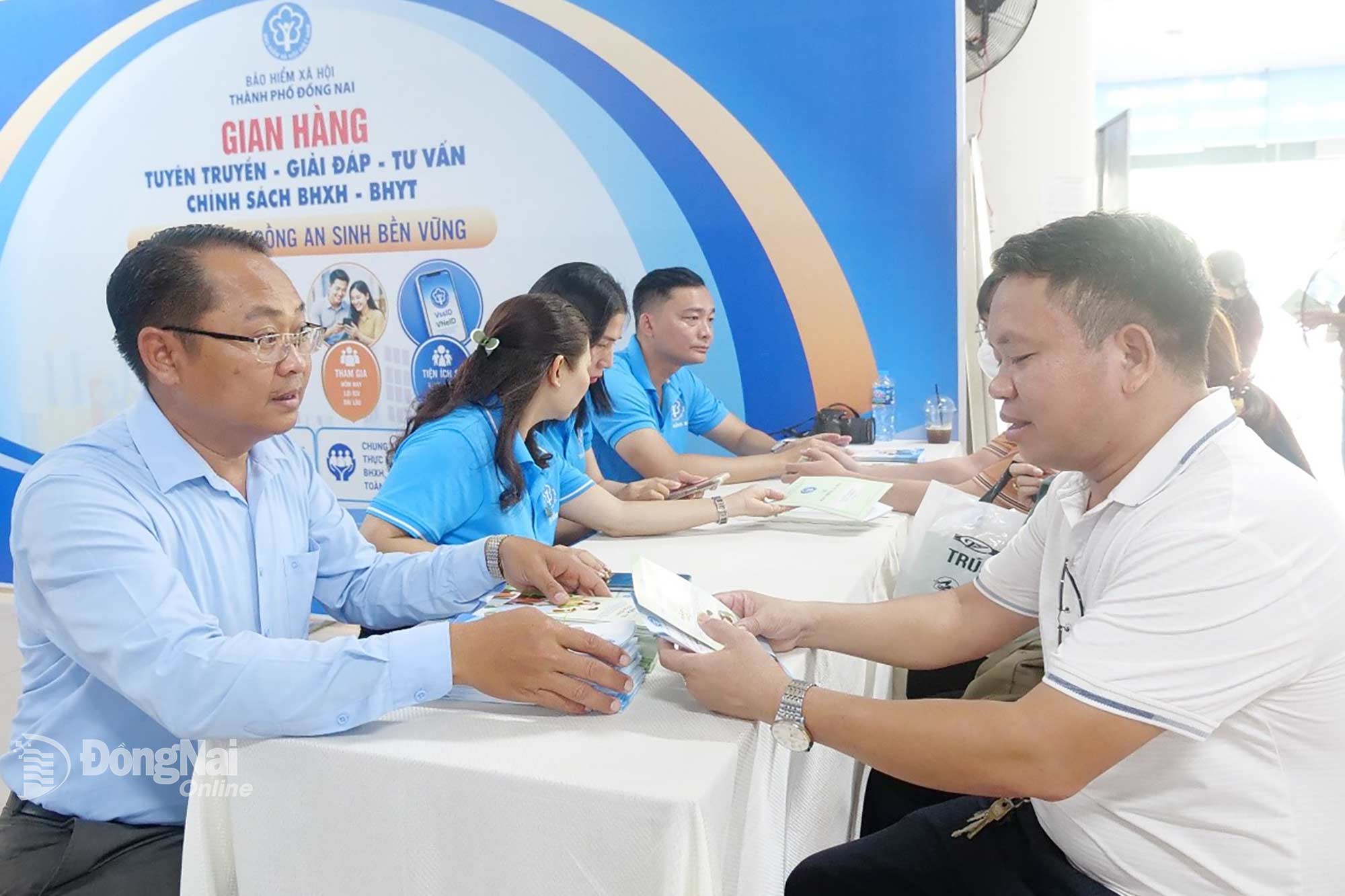 Cán bộ, nhân viên Bảo hiểm xã hội Đồng Nai tư vấn chính sách bảo hiểm xã hội, bảo hiểm y tế cho người lao động tại Trung tâm Dịch vụ việc làm Đồng Nai. Ảnh: Hạnh Dung
