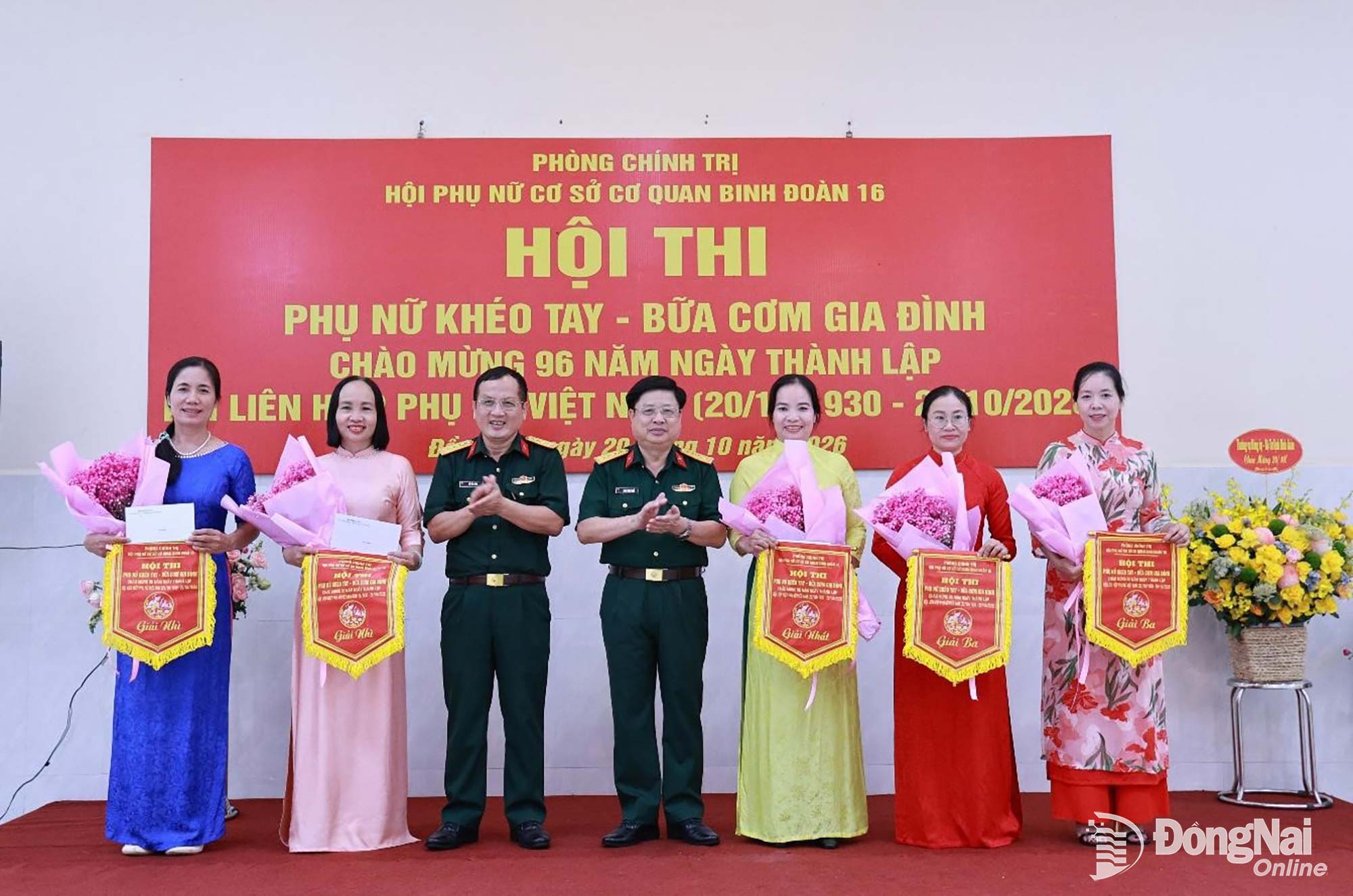 Đại tá Đoàn Ngọc Quả, Phó Tư lệnh Binh đoàn 16 và Đại tá Vũ Văn Định, Phó chủ nhiệm Chính trị, Trưởng ban tổ chức hội thi, trao thưởng cho các đội đoạt giải Nhất, Nhì, Ba.

