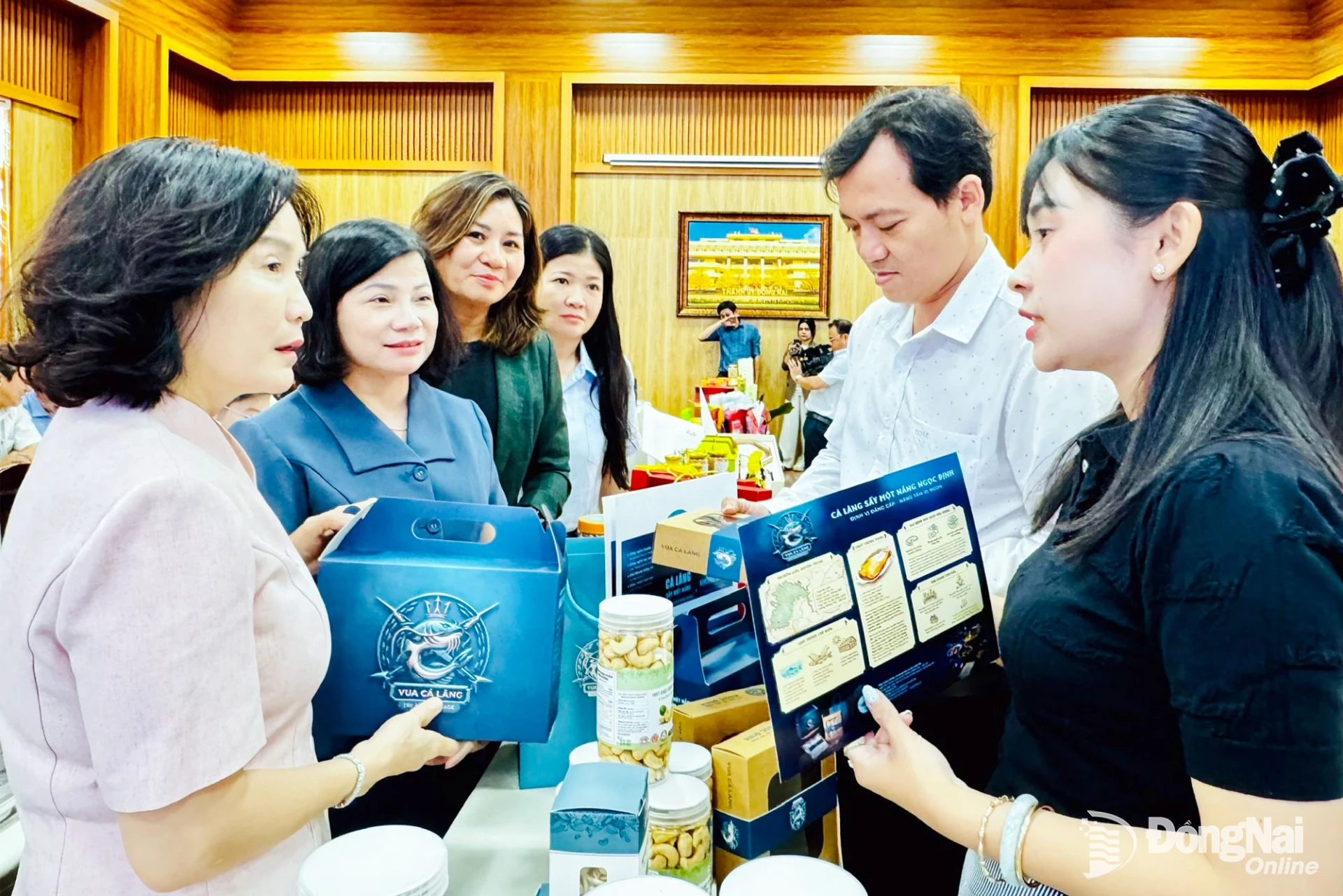 Thành ủy viên, Phó Chủ tịch UBND thành phố Nguyễn Thị Cát Tiên (ngoài cùng bên trái) nghe giới thiệu về sản phẩm của Hợp tác xã Du lịch canh nông Đồng Nai - Đà Lạt (xã Định Quán).