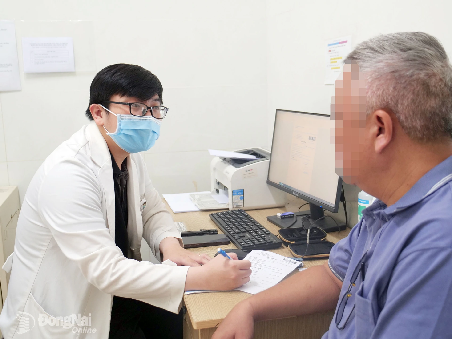Bác sĩ Bệnh viện Da liễu Đồng Nai khám cho bệnh nhân vảy nến.


