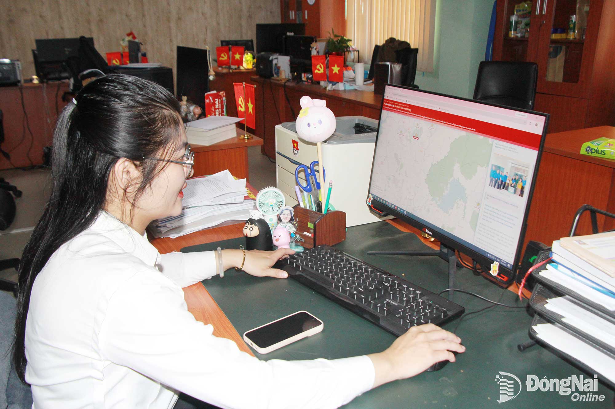 Chị Phạm Thị Thu Thảo, Phó ban Công tác Đoàn và thanh thiếu nhi, Cơ quan Ủy ban MTTQ Việt Nam thành phố trải nghiệm Bản đồ số tri ân Mẹ Việt Nam anh hùng.

