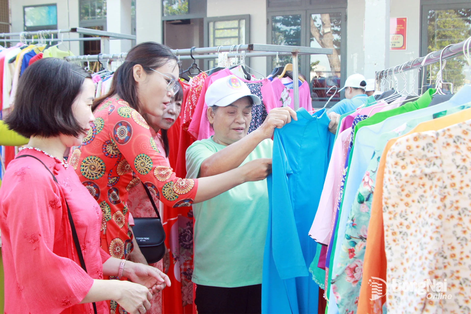 Hội viên, phụ nữ phường Trảng Dài tham gia Tuần lễ áo dài 0 đồng.