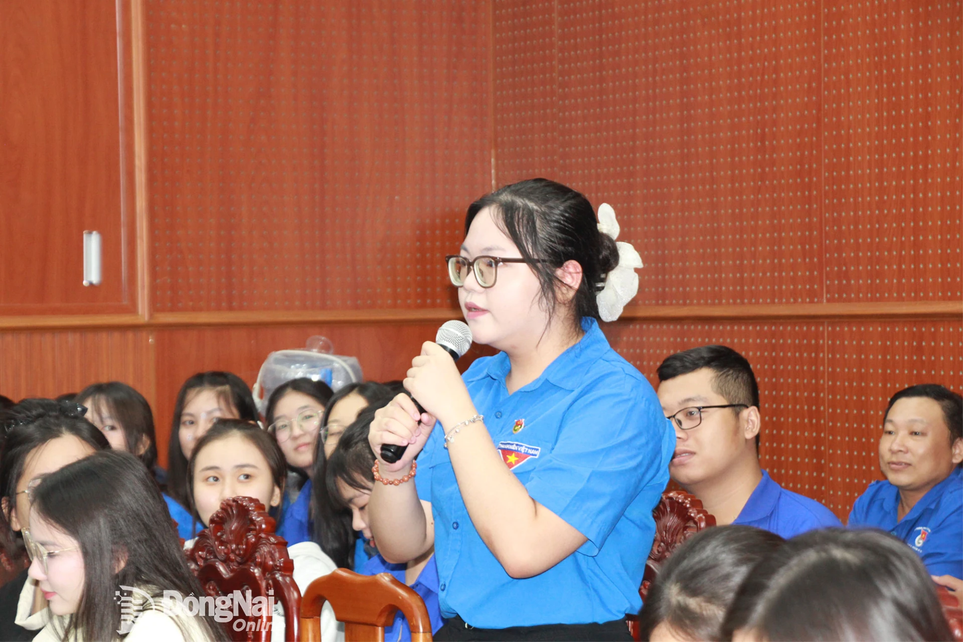 Đoàn viên, thanh niên trao đổi về ứng dụng Canva AI trong truyền thông, phổ biến, giáo dục pháp luật.