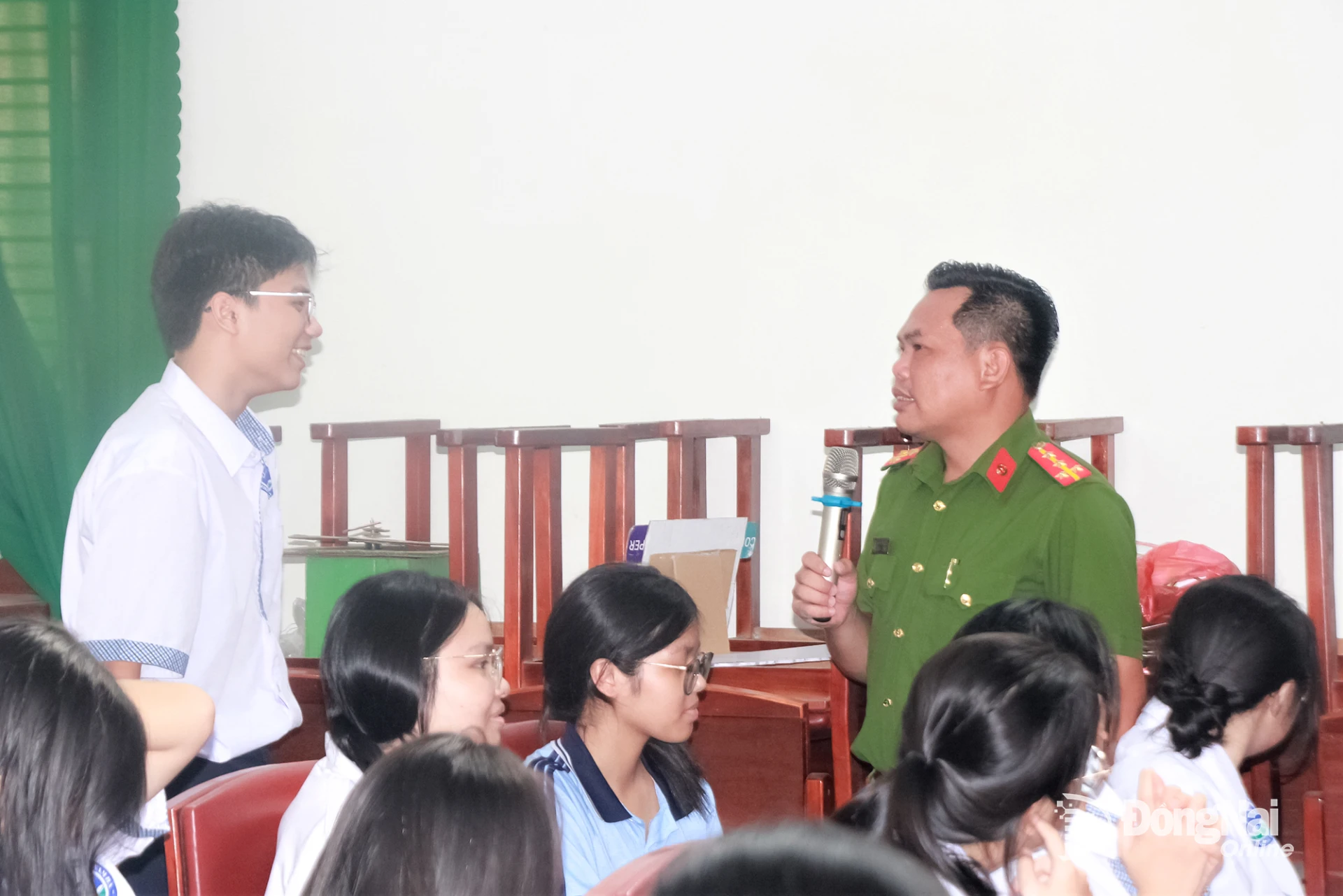 Đại úy Phan Hoàng Sử, cán bộ Công an phường Trấn Biên trao đổi với đoàn viên, thanh niên về các thủ đoạn của tội phạm trên không gian mạng.

