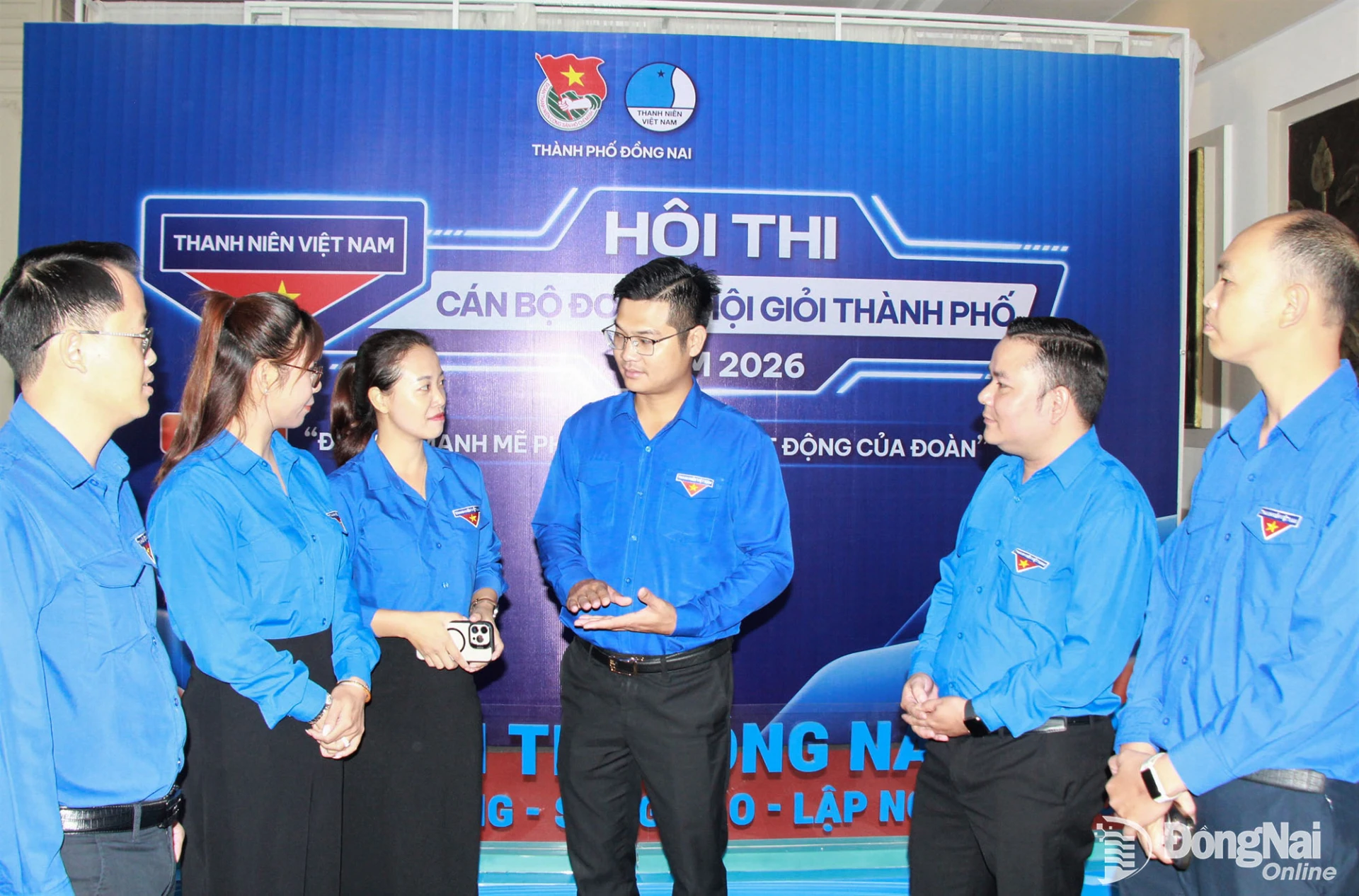 Phó Bí thư Thành đoàn, Chủ tịch Hội Liên hiệp thanh niên thành phố Phan Thế Công (thứ 3 từ phải sang) trao đổi nghiệp vụ với cán bộ hội cơ sở.

