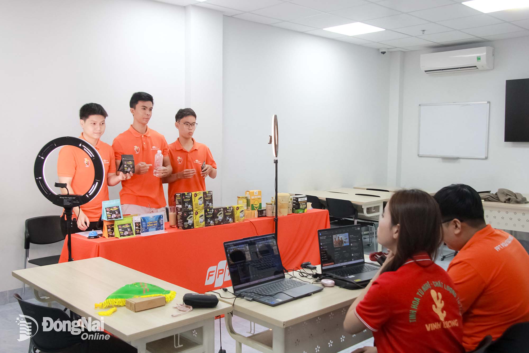 Các đội thi thực hiện livestream giới thiệu về sản phẩm OCOP của địa phương.

