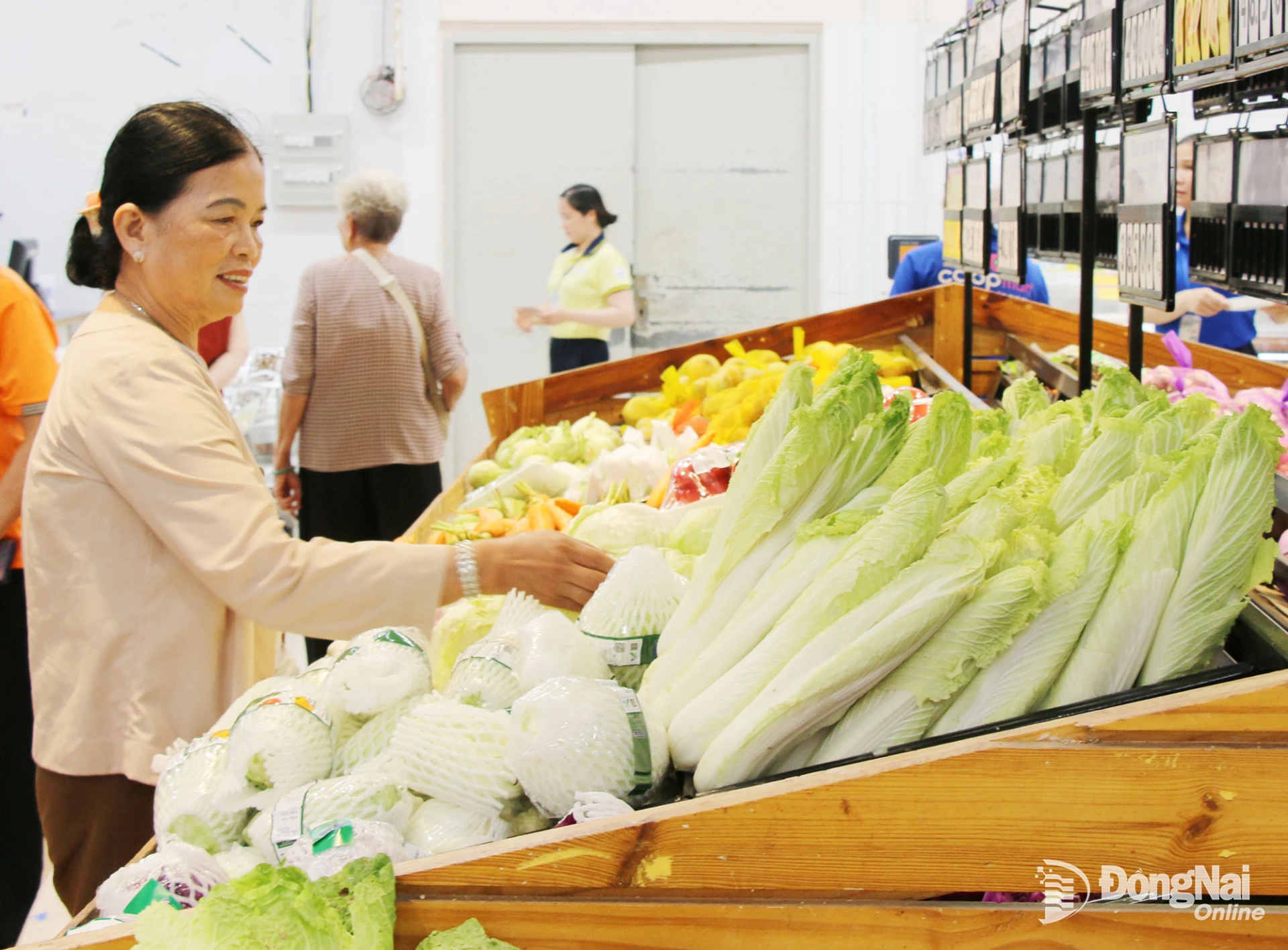 Người tiêu dùng
chọn mua
các loại nông sản
tại Co.opmart
Đồng Xoài
(phường Bình Phước).
Ảnh: HẢI QUÂN