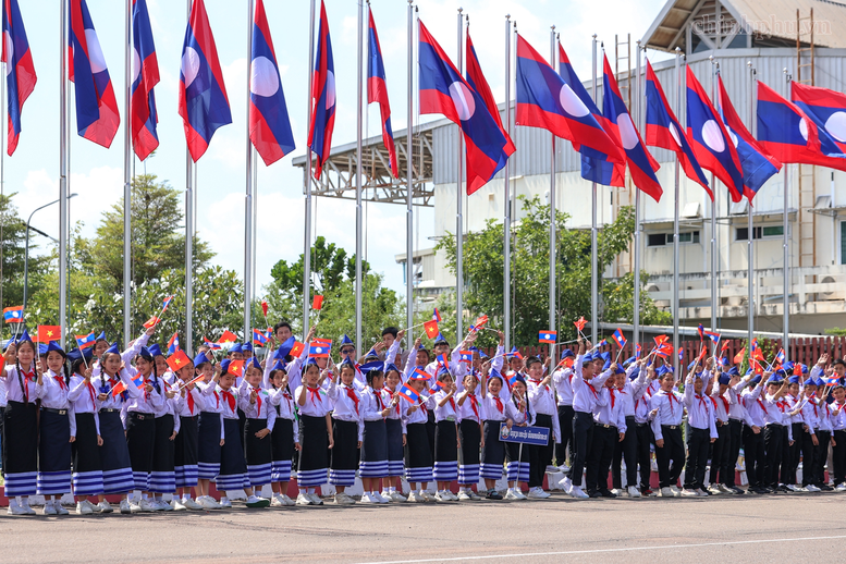 Các em học sinh Lào đón chào Thủ tướng Chính phủ Lê Minh Hưng - Ảnh: chinhphu.vn/Nhật Bắc