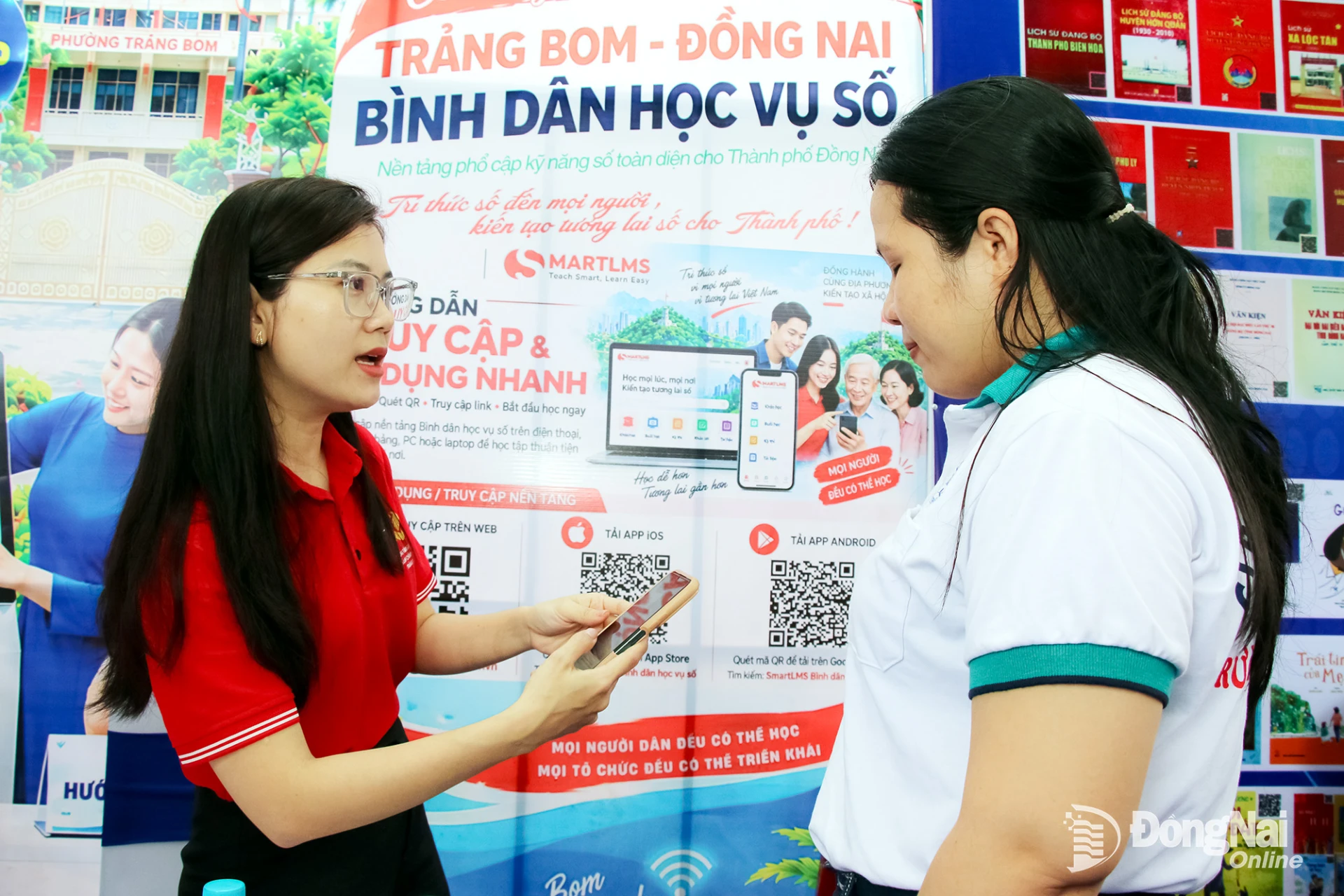 Chuyên viên Trung tâm Phục vụ hành chính công phường Trảng Bom hỗ trợ người dân cài đặt ứng dụng học trực tuyến Bình dân học vụ số vào đầu tháng 10-2026.

