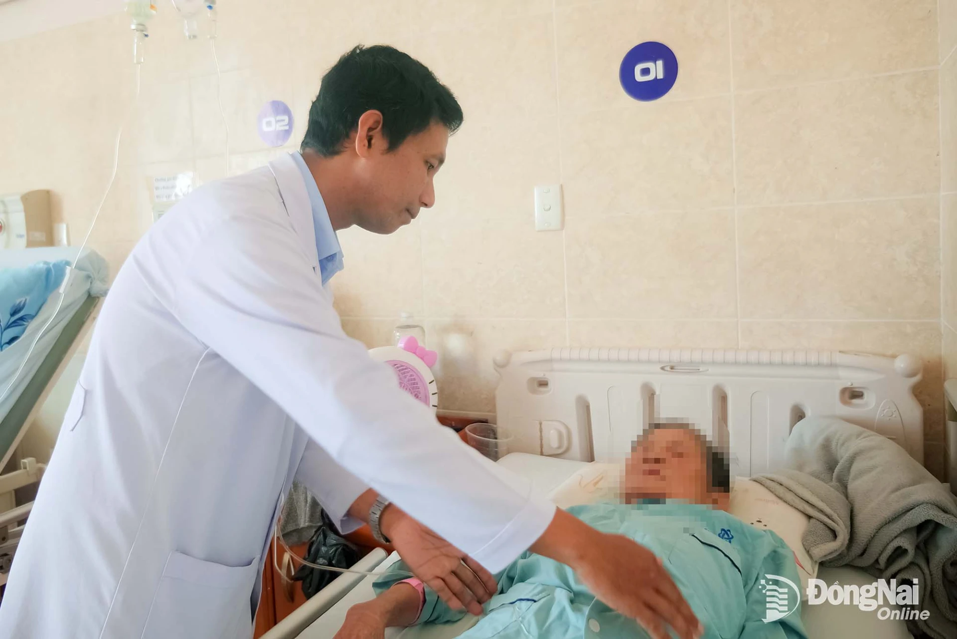 Bác sĩ Bệnh viện Đa khoa Đồng Nai khám bệnh nhân ung thư điều trị giảm nhẹ tại.

