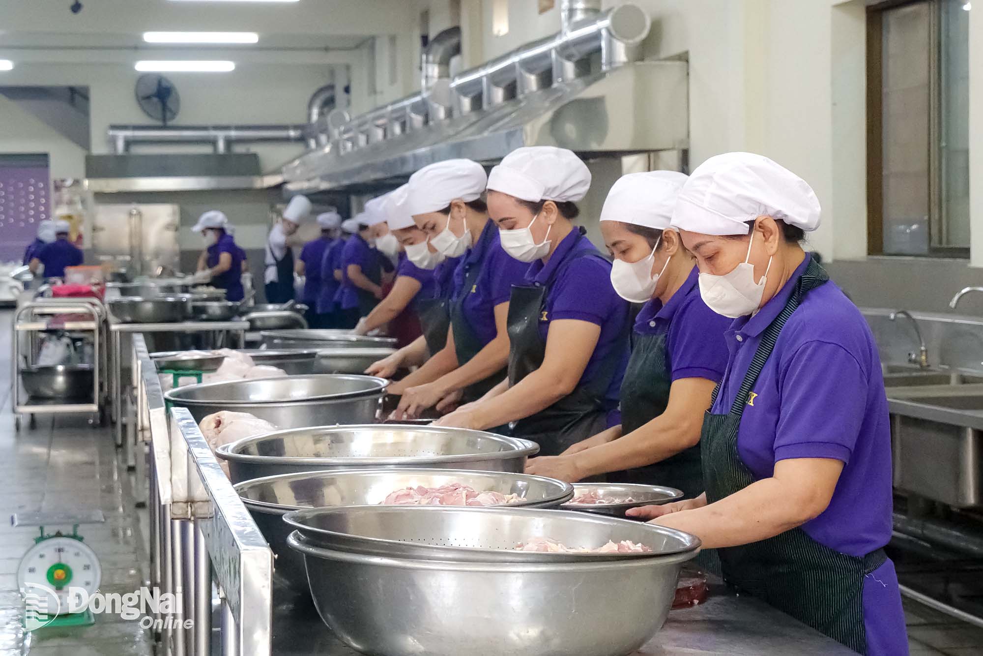 Bếp ăn bán trú Trường TH-THCS-THPT Bùi Thị Xuân (phường Tam Hiệp) là một trong những mô hình bếp điểm của thành phố Đồng Nai.