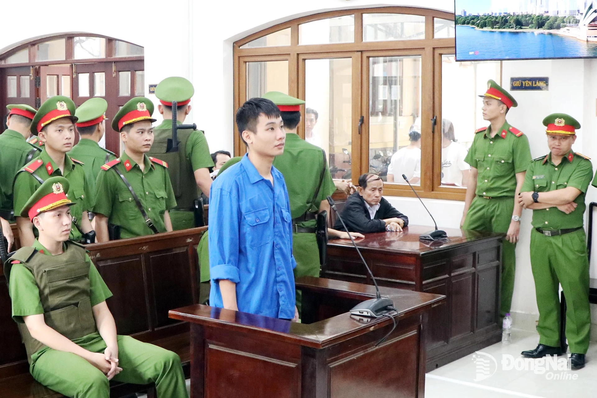 Bị cáo Nguyễn Đức Anh bị tuyên tử hình về tội giết người và tội sử dụng trái phép vũ khí quân dụng. Ảnh: Tố Tâm