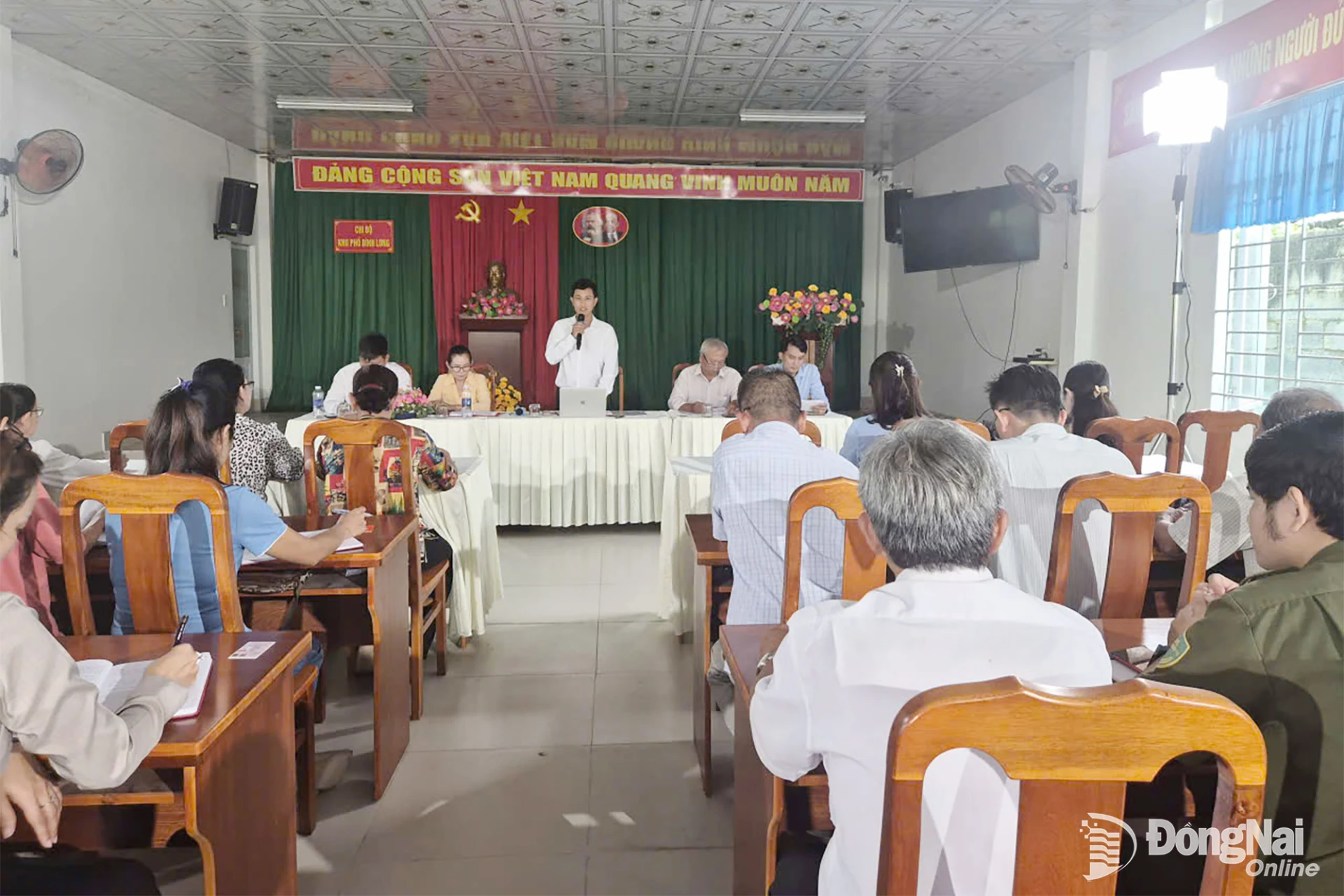 Bí thư Chi bộ khu phố Bình Long Nguyễn Hoàng Huy điều hành phần thảo luận tại buổi sinh hoạt. Ảnh: Phương Hằng