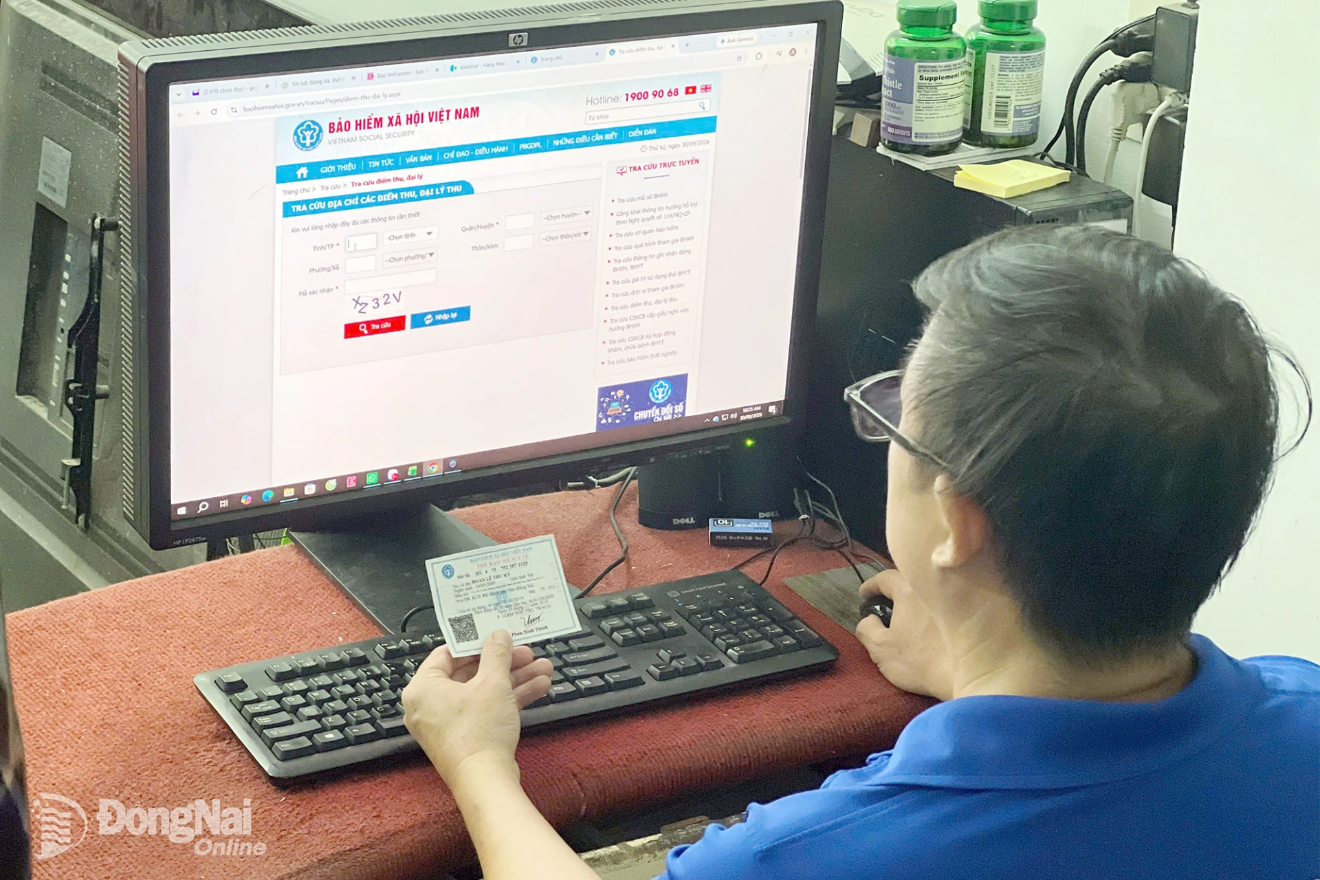 Người tham gia bảo hiểm y tế tra cứu thông tin trên website Bảo hiểm xã hội Việt Nam.