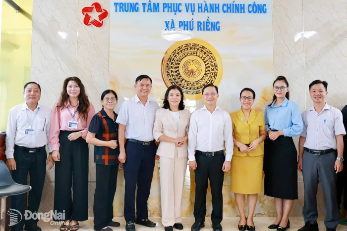 Đồng chí Hà Anh Dũng, Ủy viên Ban Thường vụ Thành ủy, Phó Chủ tịch Thường trực Ủy ban MTTQ Việt Nam thành phố thăm Trung tâm Phục vụ hành chính công xã Phú Riềng