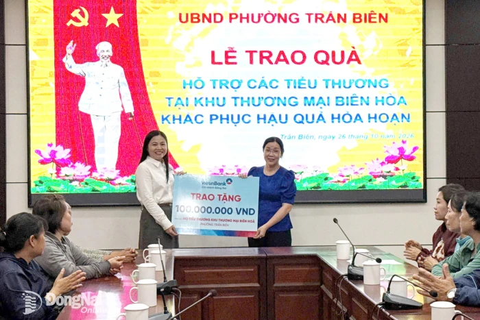 Phường Trấn Biên trao 100 triệu đồng hỗ trợ 17 tiểu thương chợ Biên Hòa bị thiệt hại do cháy