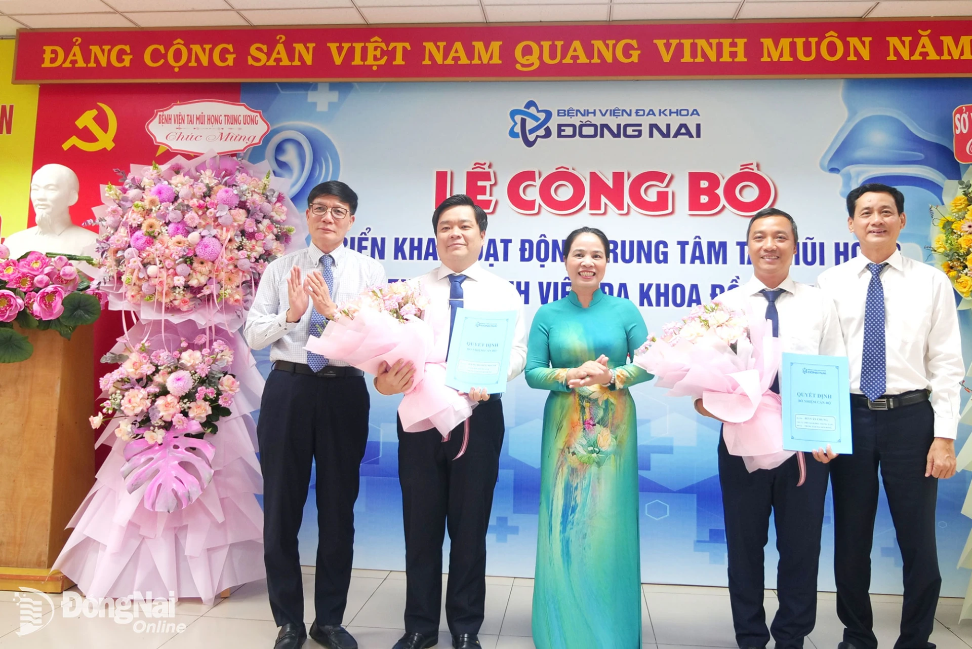 Lãnh đạo Sở Y tế Đồng Nai, Bệnh viện Tai Mũi Họng Trung ương, Bệnh viện Đa khoa Đồng Nai chúc mừng Ban Giám đốc Trung tâm Tai Mũi Họng. Ảnh: Hạnh Dung