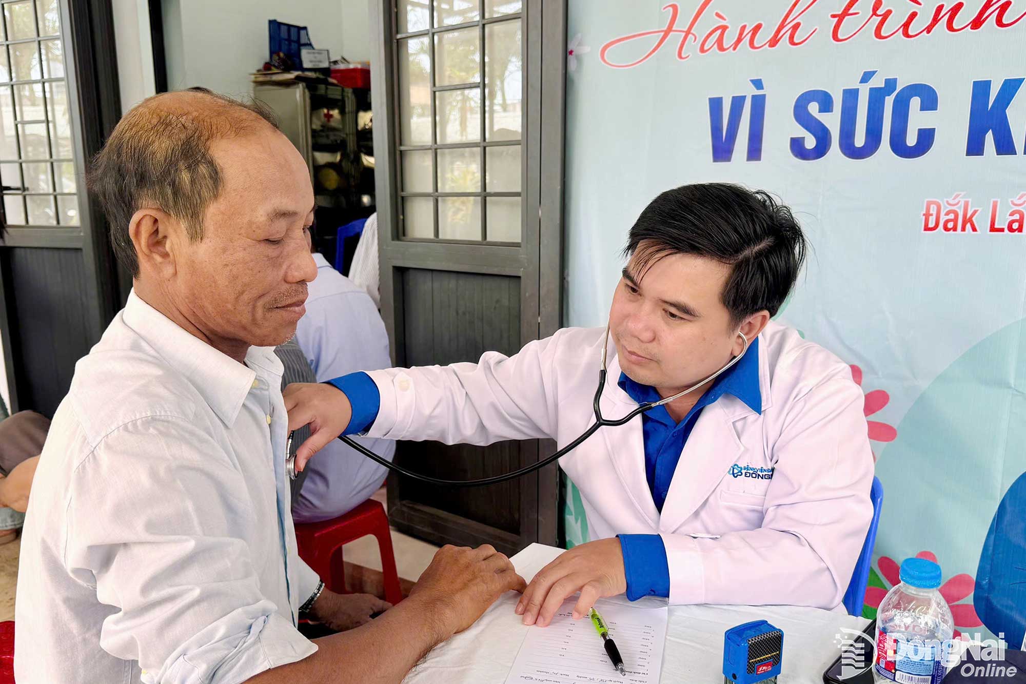 Bác sĩ Nguyễn Tất Trung, Trưởng phòng Kế hoạch - Tổng hợp Bệnh viện Đa khoa Đồng Nai khám bệnh cho người dân ở Đắk Lắk. Ảnh: NVCC

