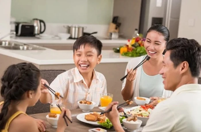 "Bao lâu rồi cả nhà mình chưa ăn cơm cùng nhau?"