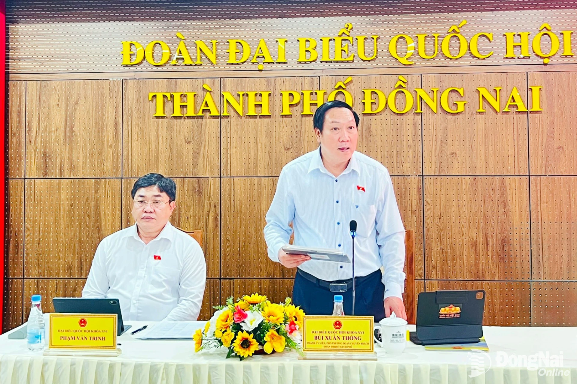 Thành ủy viên, Phó Trưởng đoàn chuyên trách Đoàn Đại biểu Quốc hội thành phố Đồng Nai Bùi Xuân Thống chủ trì hội nghị. Ảnh: Kim Liễu