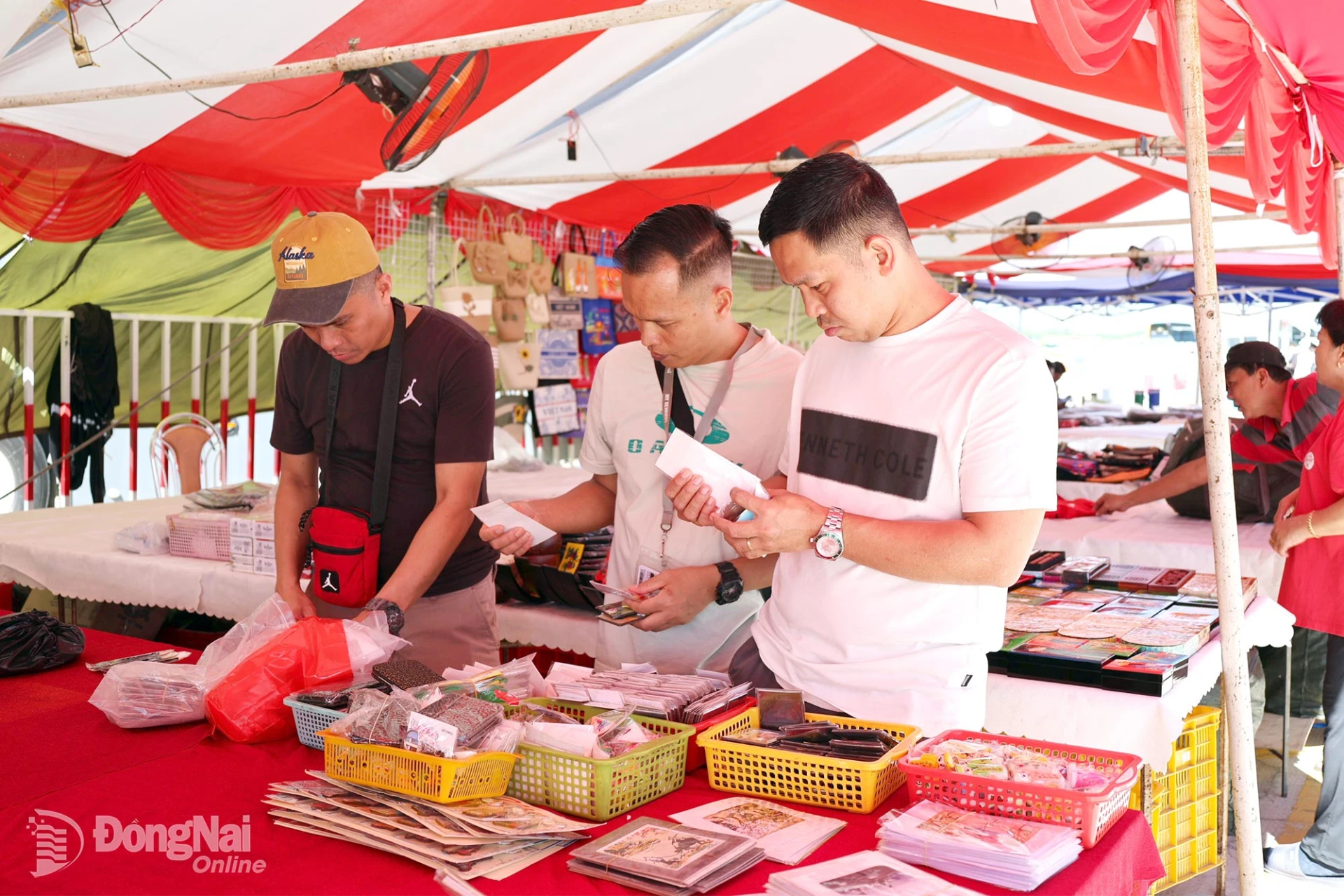 Du khách tham quan khu gian hàng bán quà lưu niệm.

