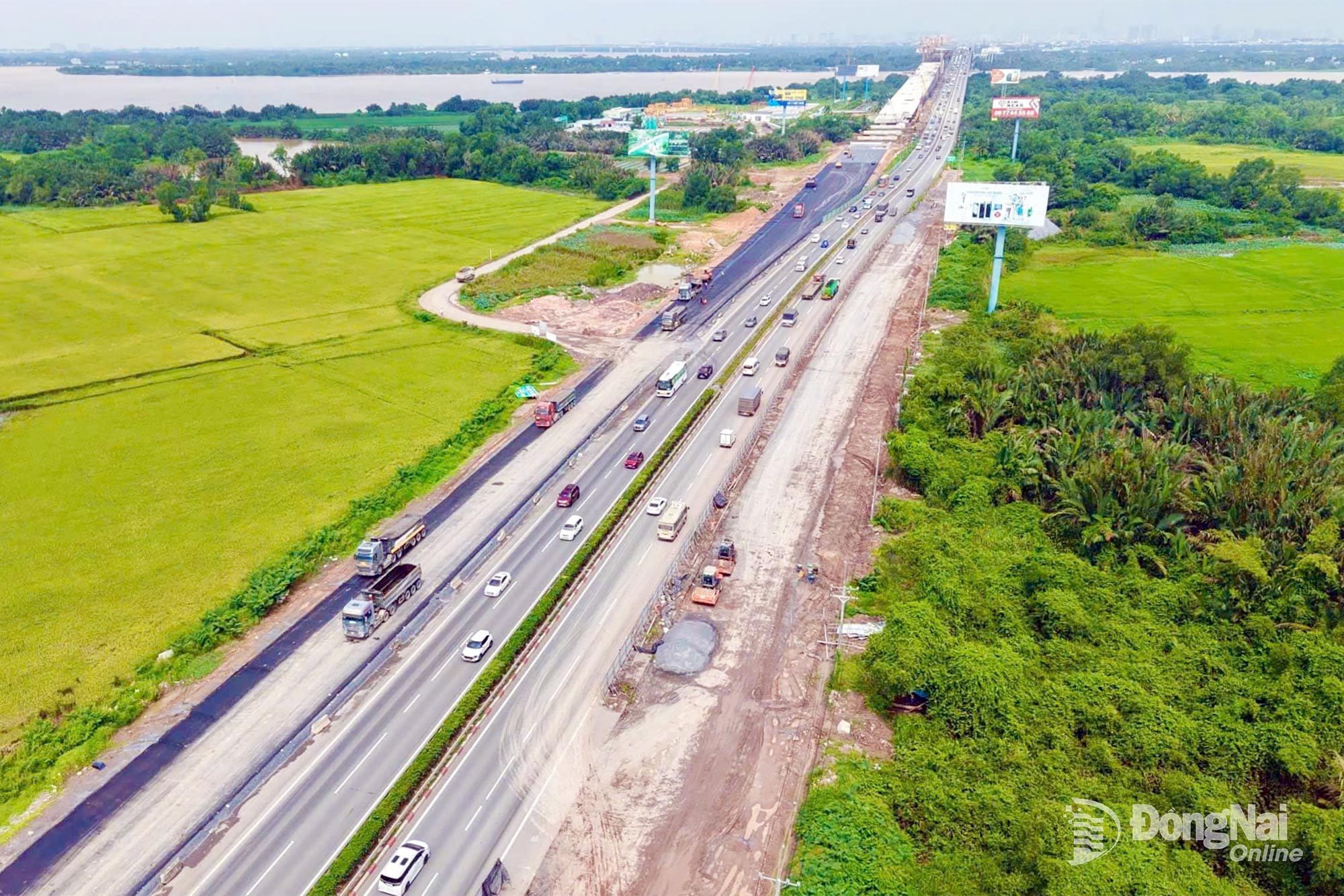 Thi công Dự án Mở rộng đoạn cao tốc Thành phố Hồ Chí Minh - Long Thành. Ảnh: Phạm Tùng