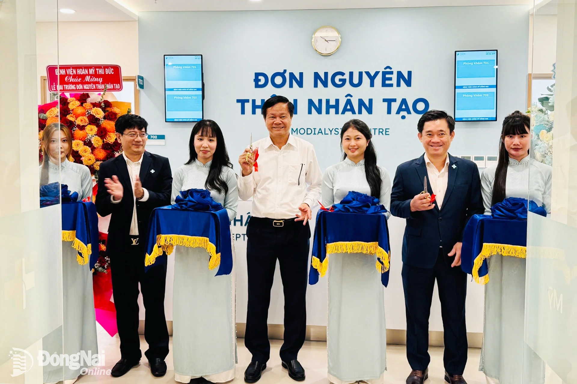 Phó Giám đốc Sở Y tế Nguyễn Văn Bình và lãnh đạo Bệnh viện Hoàn Mỹ Đồng Nai cắt băng khai trương Đơn nguyên thận nhân tạo tại Bệnh viện Hoàn Mỹ Đồng Nai. Ảnh: Nga Trần