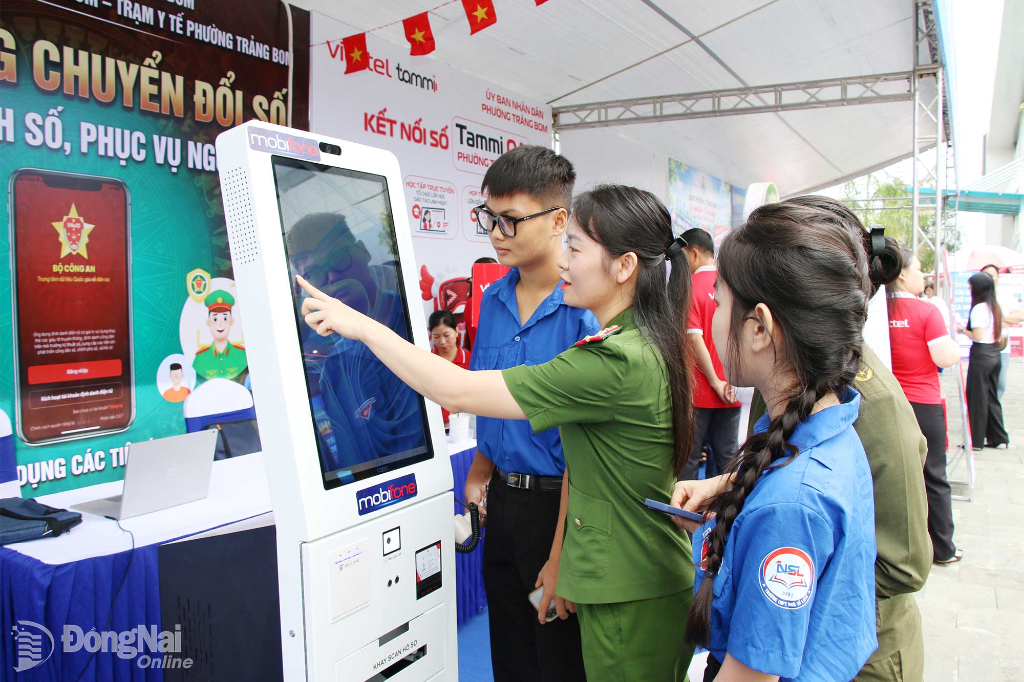 Không gian giới thiệu các ứng dụng, tiện ích số tại lễ phát động hưởng ứng Ngày Chuyển đổi số quốc gia và tuần lễ học tập suốt đời ở phường Trảng Bom vào đầu tháng 10-2026. Ảnh: Hải Quân