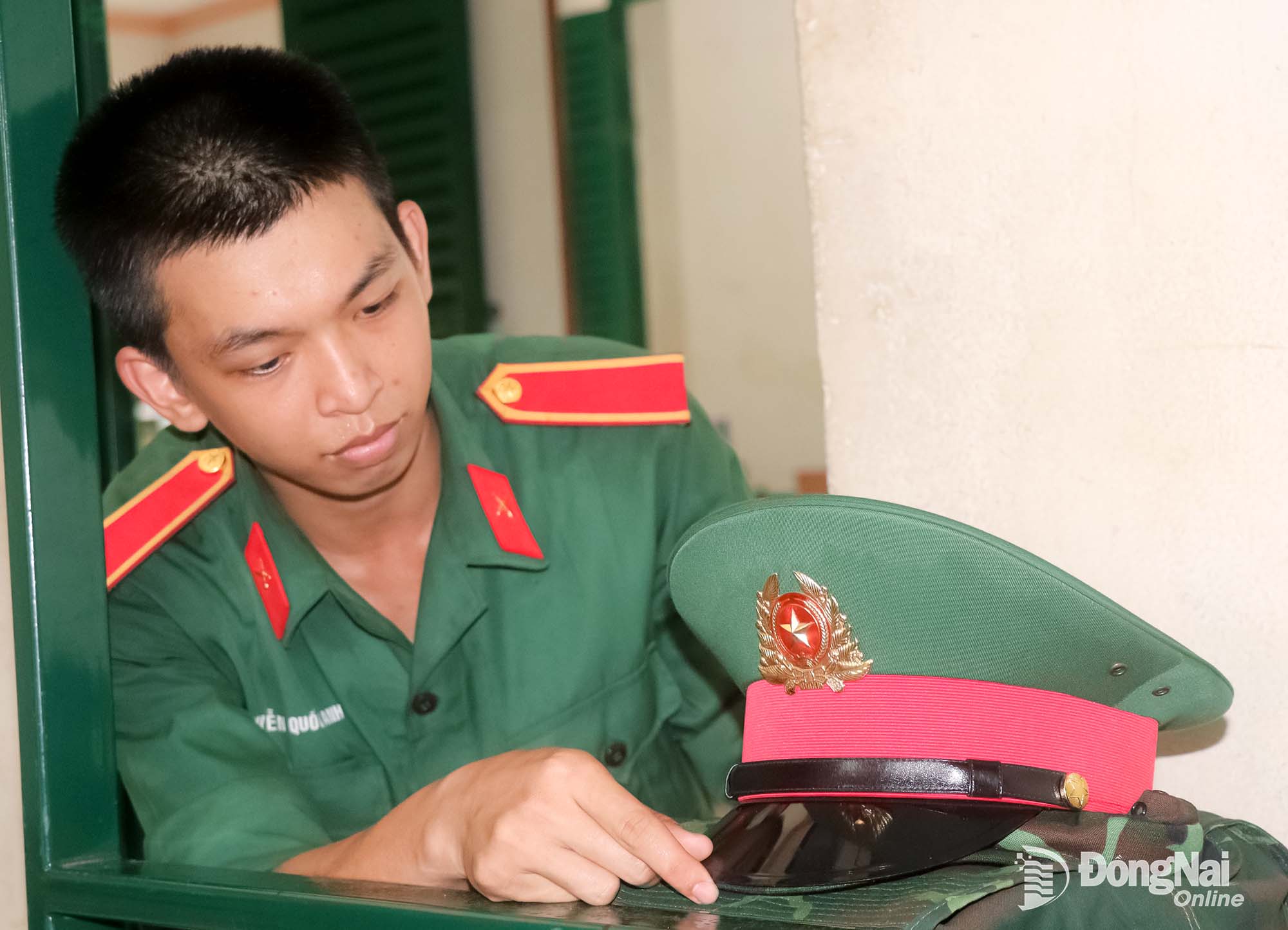 Học viên thực hiện sắp xếp nội vụ chỉn chu, ngăn nắp. Ảnh: Hải Yến