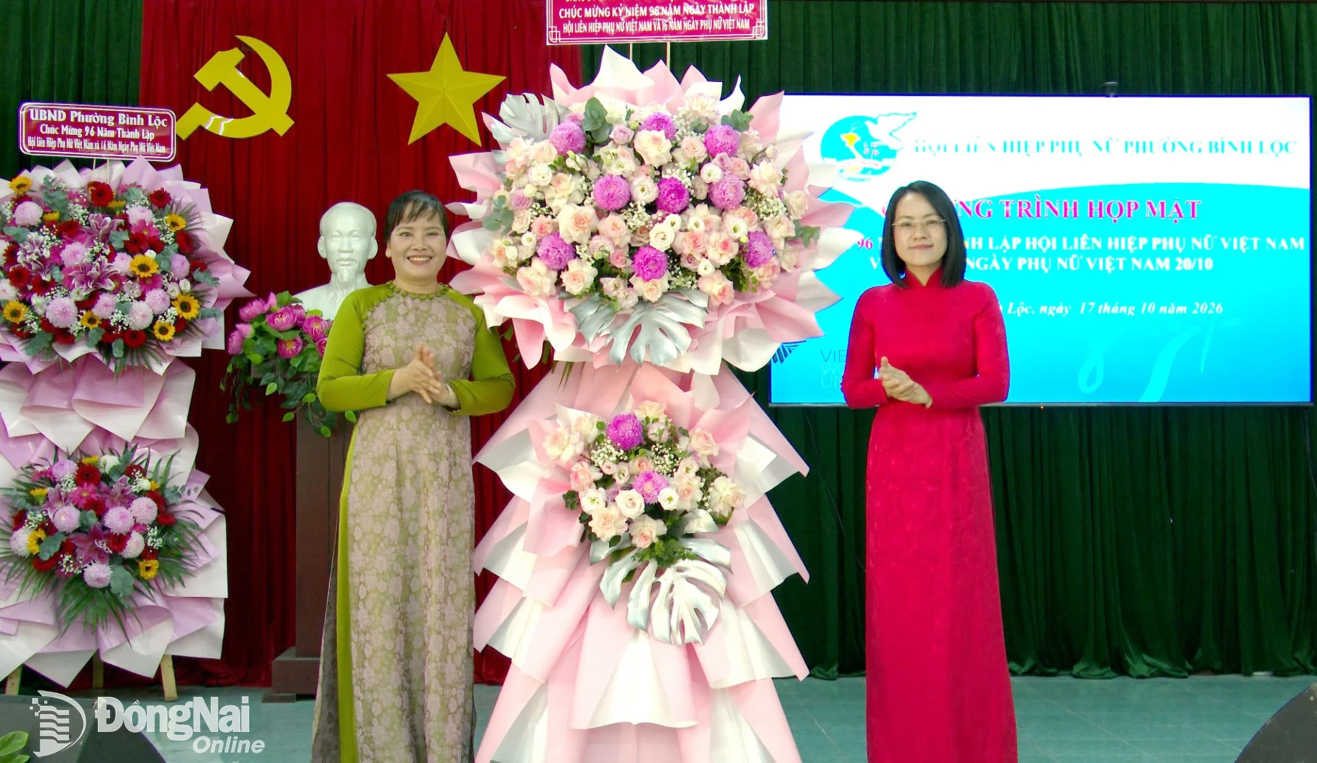Đại diện lãnh đạo phường Bình Lộc tặng hoa chúc mừng Hội Liên hiệp Phụ nữ phường nhân ngày 20-10. Ảnh: Minh Anh
