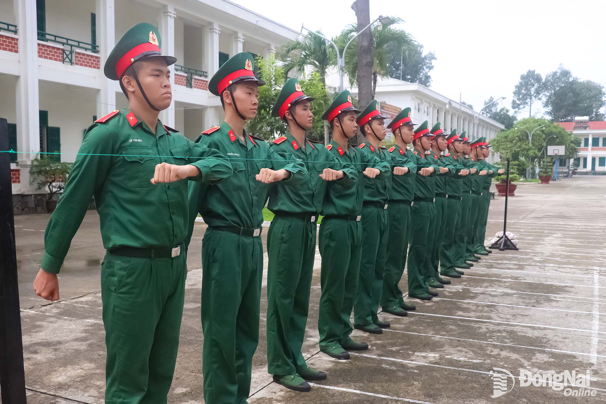 Trong vòng 1 tháng, học viên phải nắm vững và thực hành đúng điều lệnh của quân đội. Ảnh: Hải Yến

