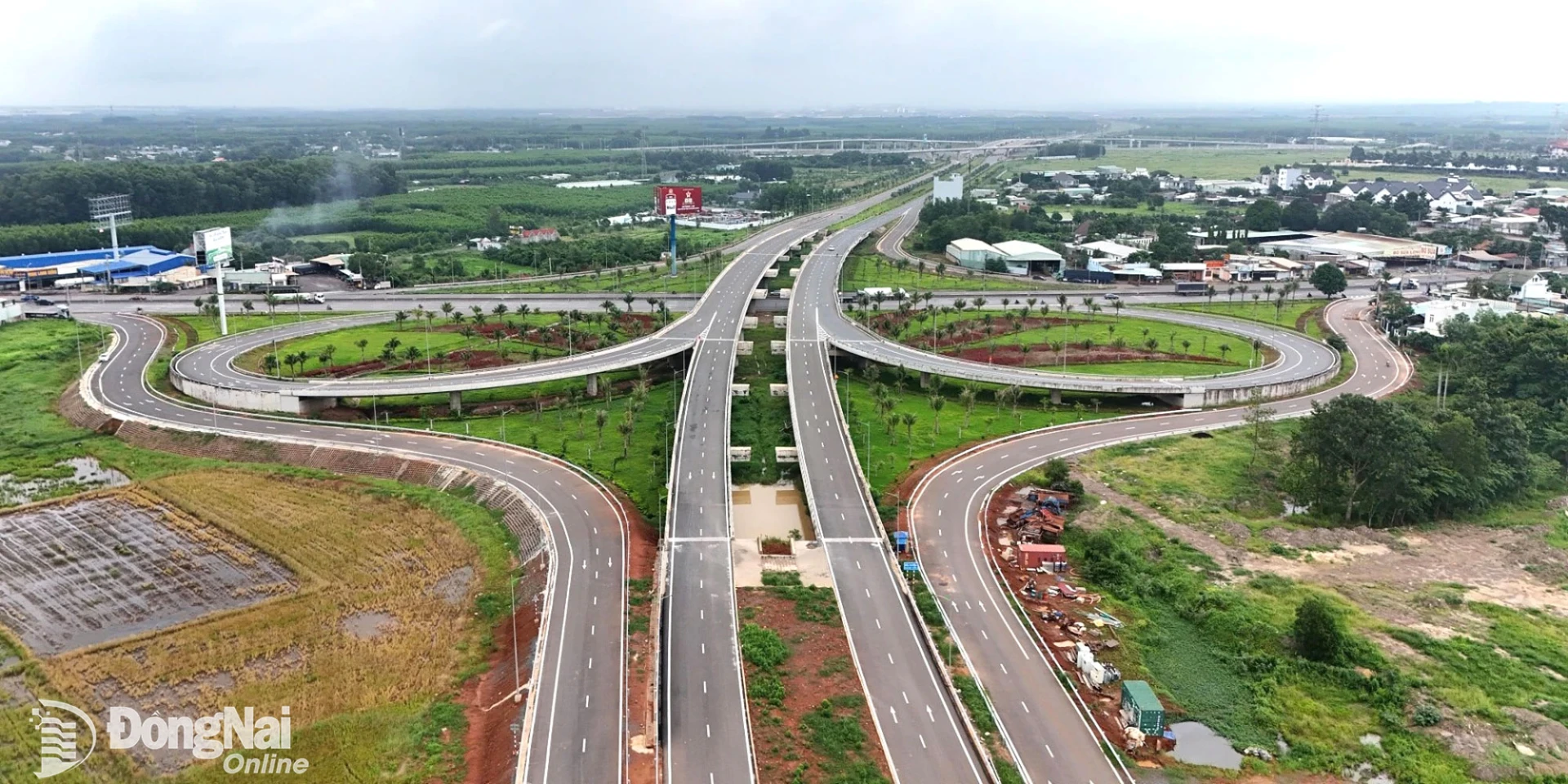 Nút giao tuyến giao thông kết nối Sân bay Long Thành (tuyến T1) với quốc lộ 51 và đường 25C. Ảnh: Phạm Tùng

