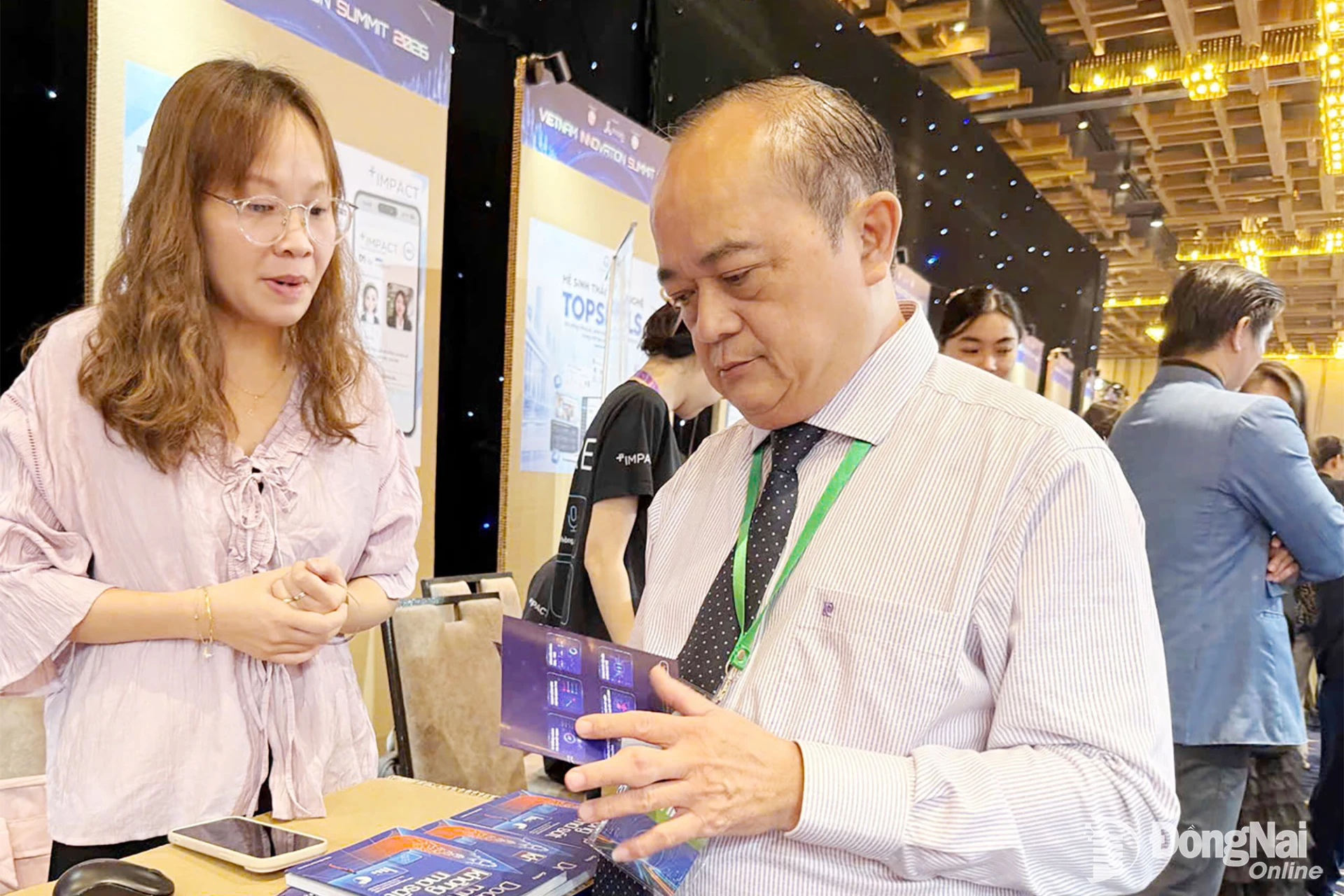 Deputy Director of Dong Nai Department of Science and Technology, Vo Hoang Khai, explores innovative and innovative startup solutions, products and services at an exhibition booth during the summit.


